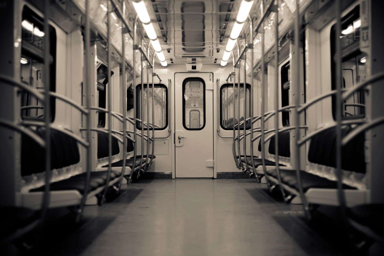 queence Acrylglasbild »Zug von innen« Kunst | Zugbilder | Züge Fine Art-Print in Galeriequalität