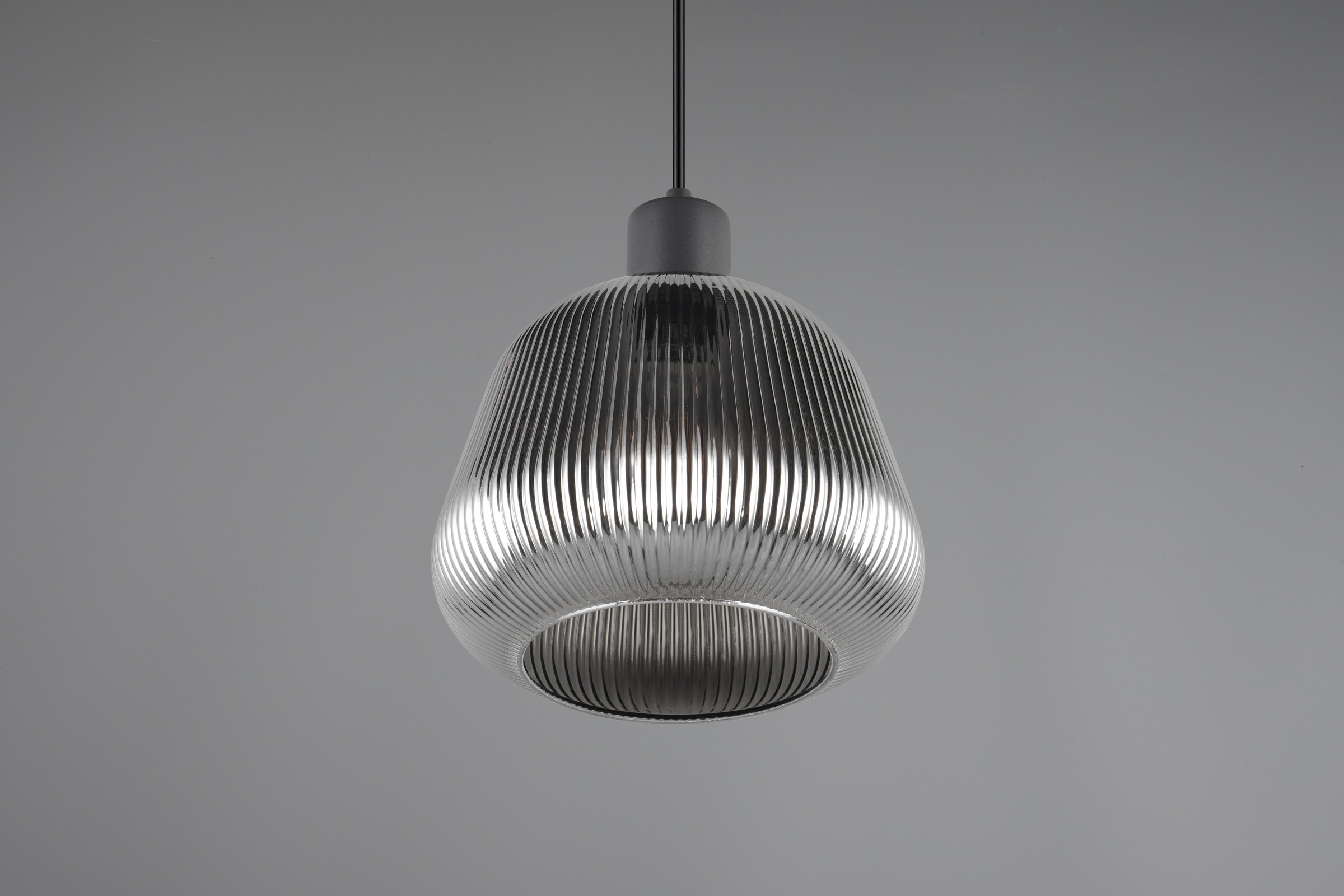 TRIO Leuchten Pendelleuchte »TARIFA, 1-flammige Hängeleuchte exkl 1xE27 max 25W, Glas Hängelampe«, 1 flammig, Leuchtmittel E27 | Leuchtmittel wechselbar, höhenverstellbar max 150cm Glas in Riffeloptik und leicht verspiegelt