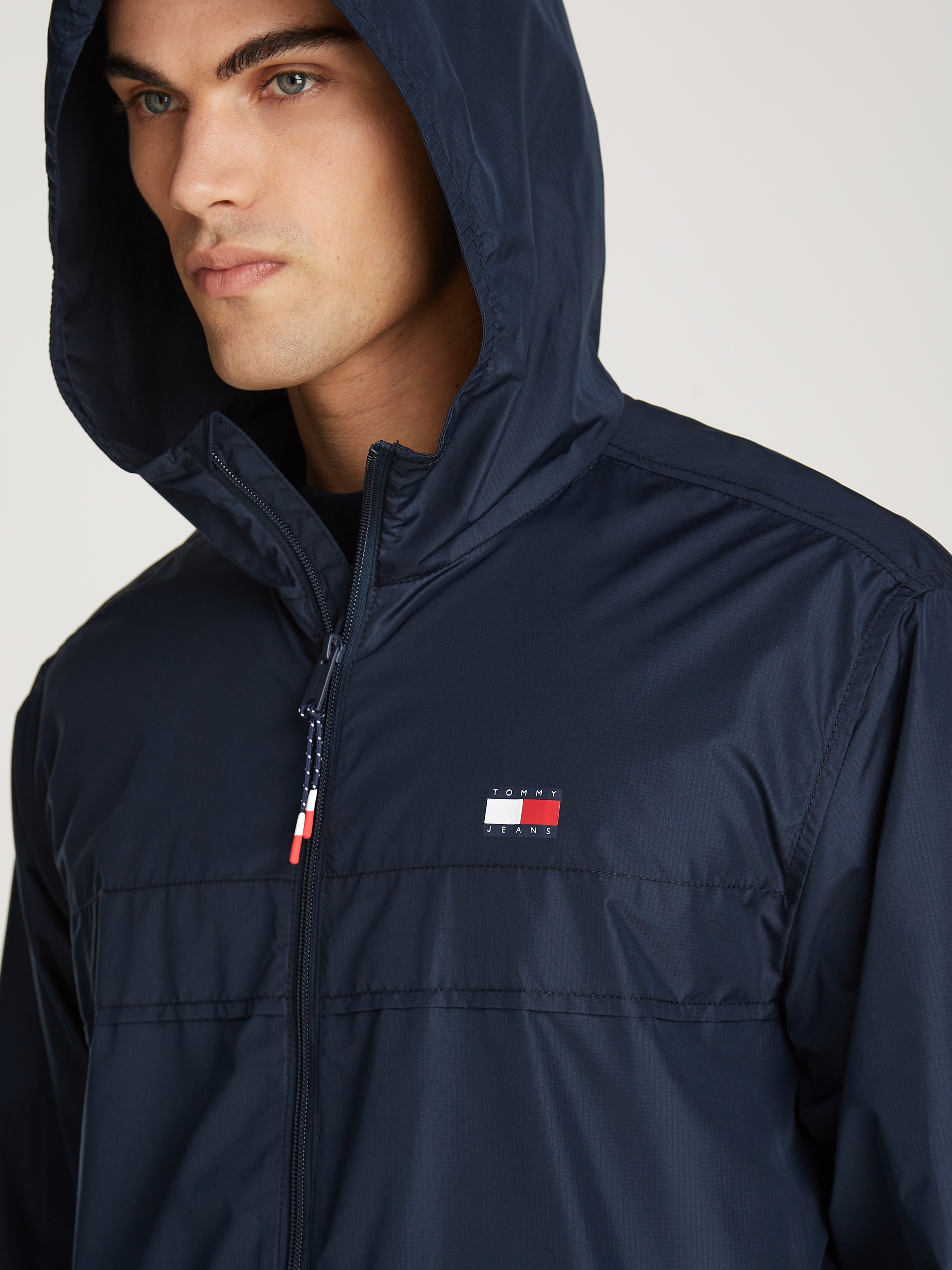 Tommy Jeans Outdoorjacke »TJM LW CHICAGO JACKET«, mit Kapuze, mit Logoprägung