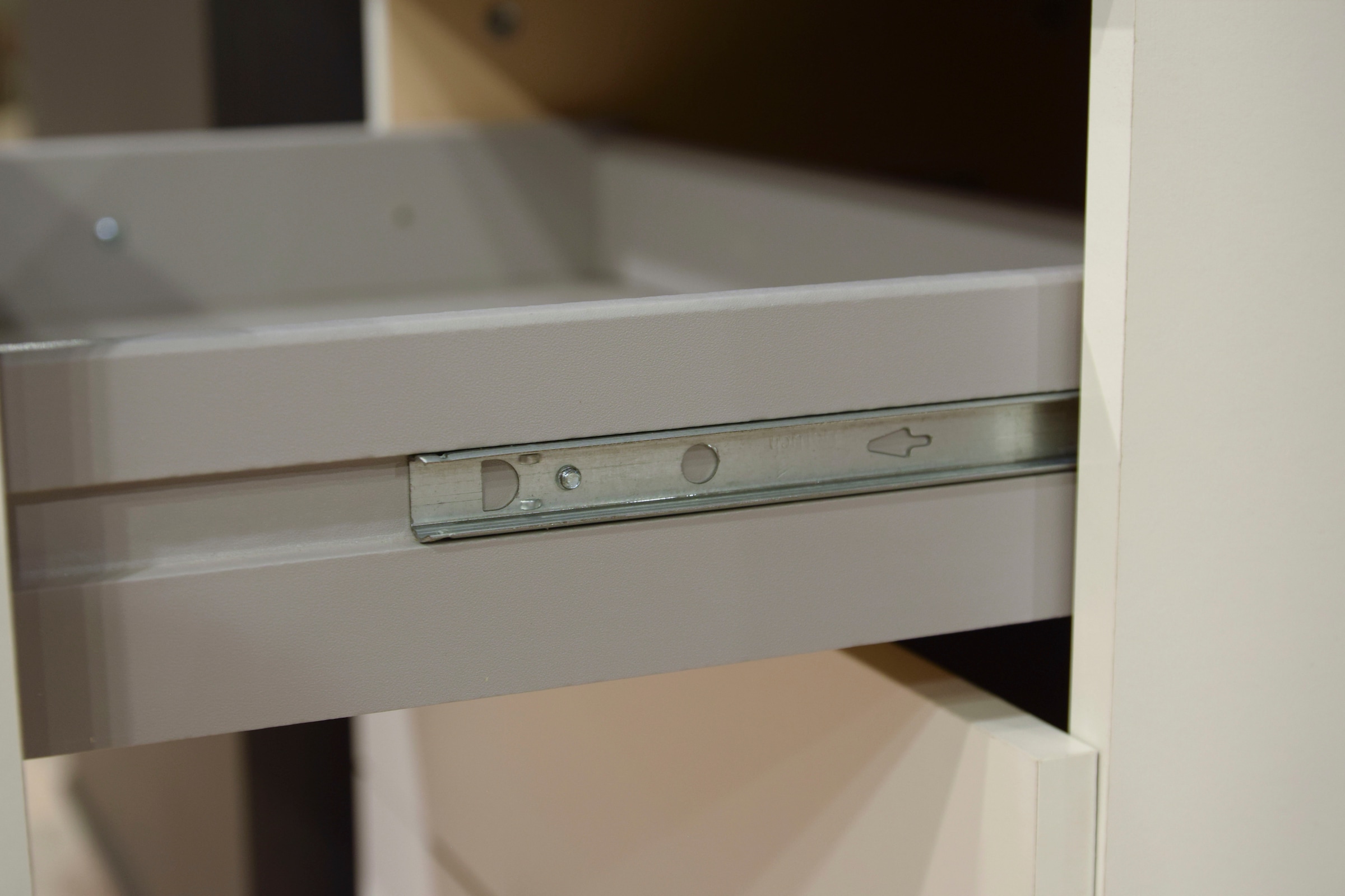 Wimex Kleiderschrank »Cottbus, in weiß oder grau modern kombiniert mit graphitfb.Schubladen«, (in 3 Größen, schwarze Griffe, Made in Germany), mit 4 Schubladen, wahlweise mit oder ohne Spiegel