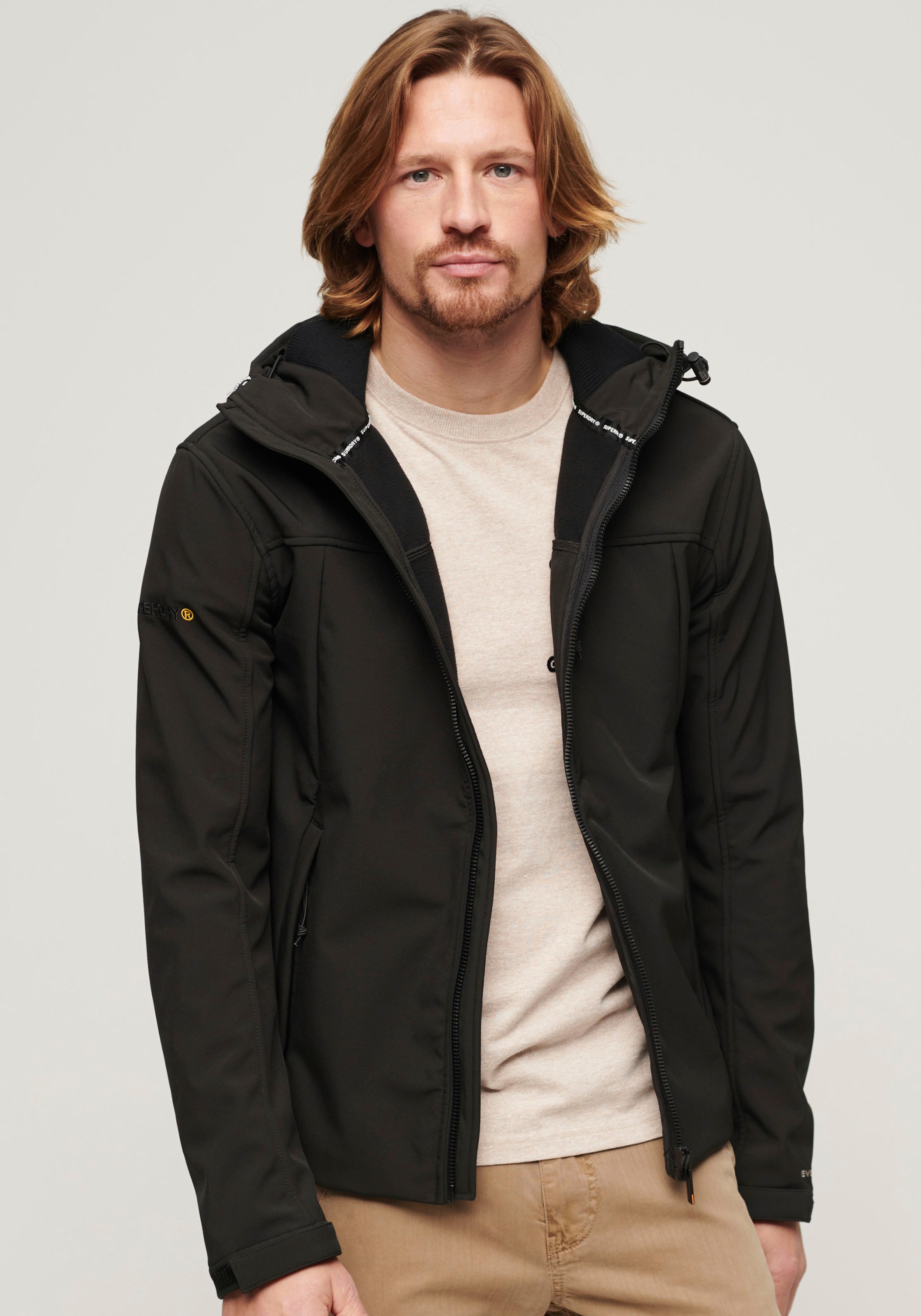 Superdry Softshelljacke »SD-HOODED SOFT SHELL TREKKER JKT«, mit Kapuze