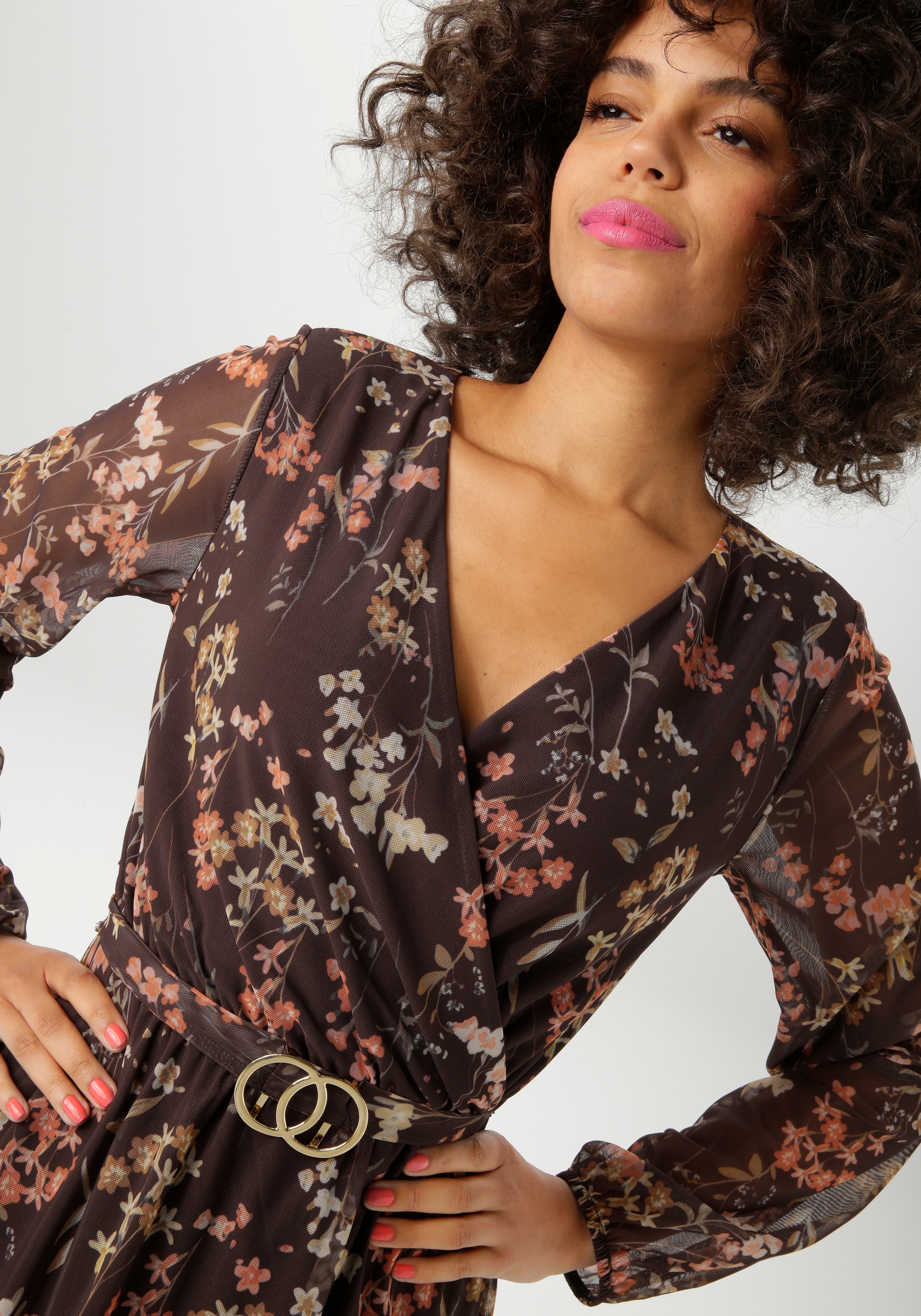 Aniston CASUAL Blusenkleid, mit dekorativer Brosche am fixiertem Bindeband - NEUE KOLLEKTION