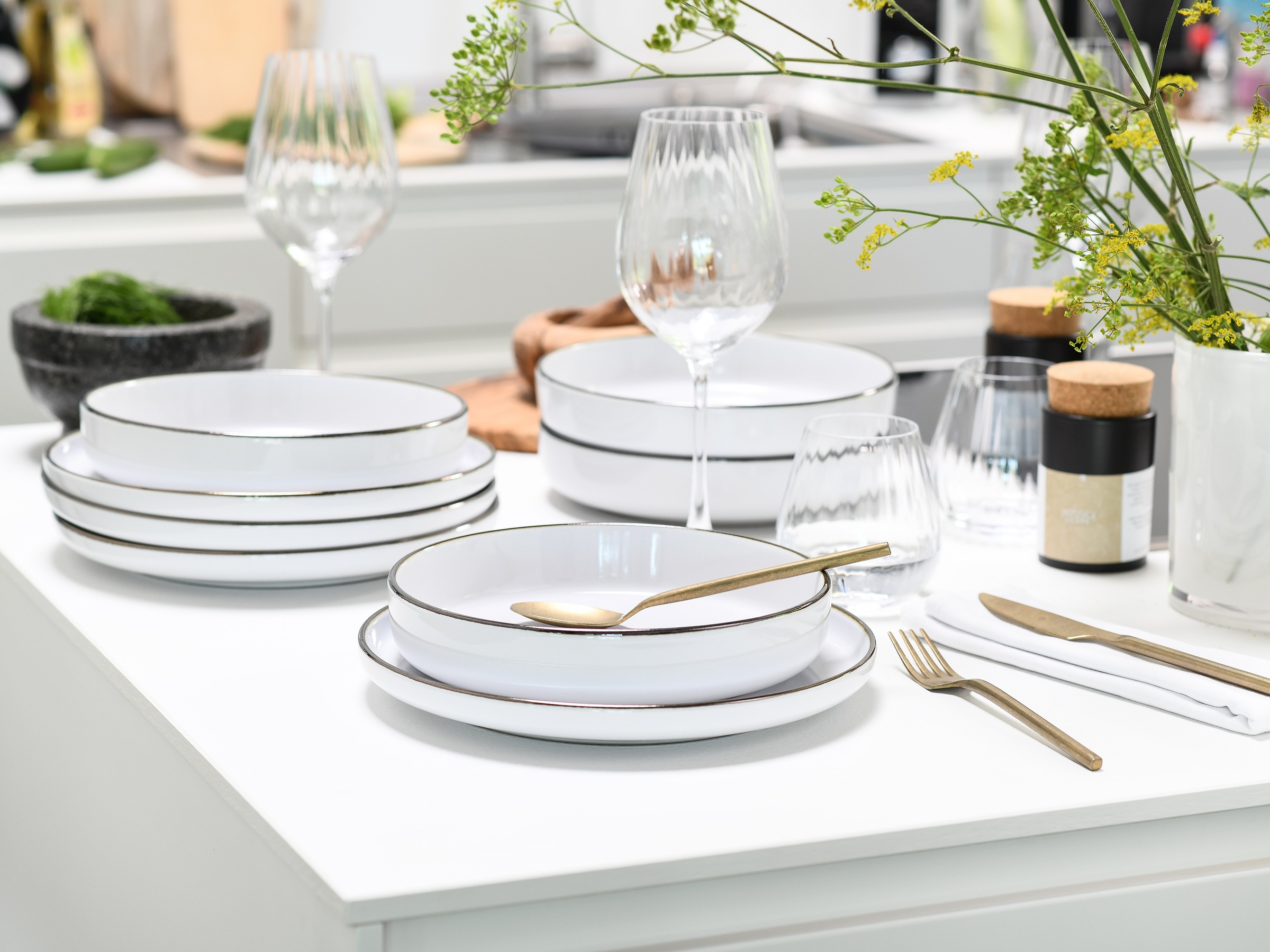 CreaTable Teller-Set »Nordic Festive, Service 18-tlg.« Teller Set, Minimalistisches Design, Dezente goldene Akzente