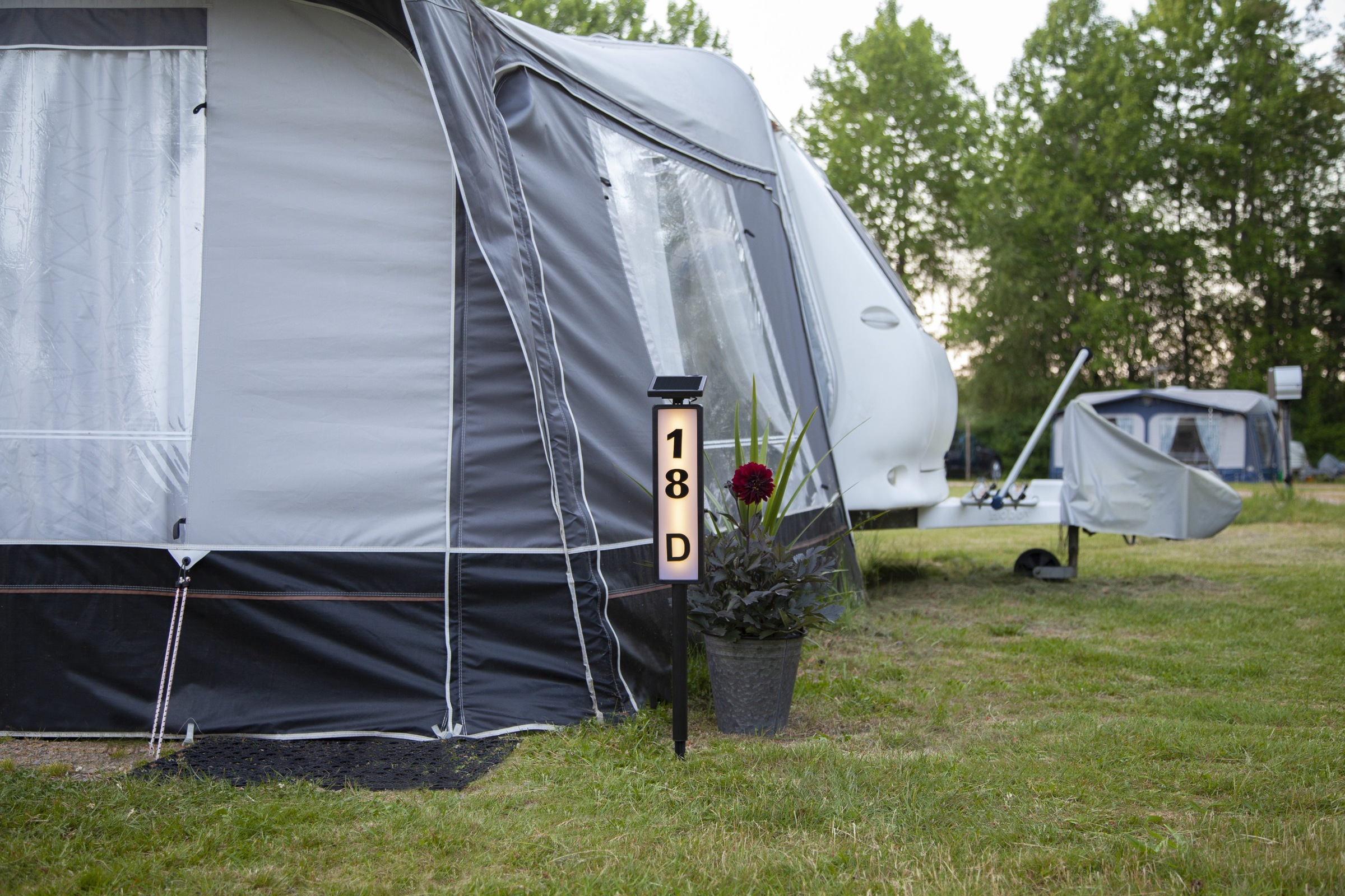 Parforce Traditional Hunting LED Solarleuchte »Solar-Wegleuchte Pathy« LED-Board 1 Stk. Warmweiß Hausnummernfunktion mit Sticker-Set, Dämmerungssensor