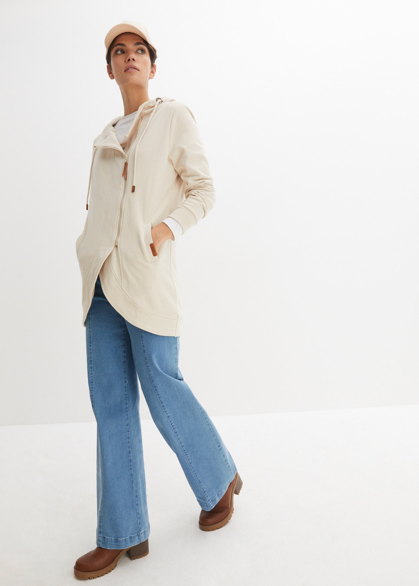 bonprix Kapuzensweatjacke mit versetztem Reißverschluss und Eingrifftaschen