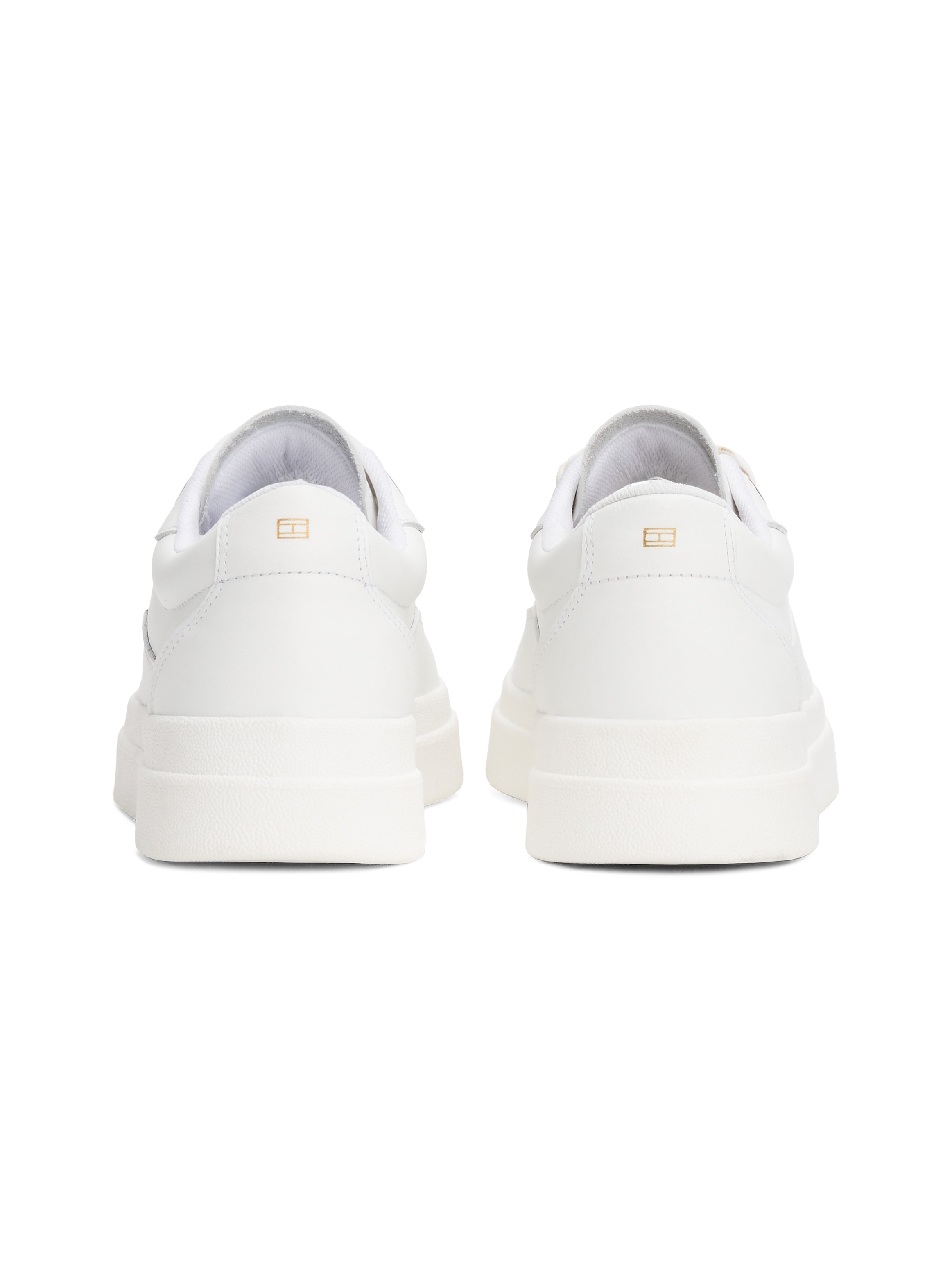 Tommy Hilfiger Plateausneaker »MODERN COURT SNEAKER LTHR«, Freizeitschuh, Halbschuh, Schnürschuh mit Kontrast-Logo
