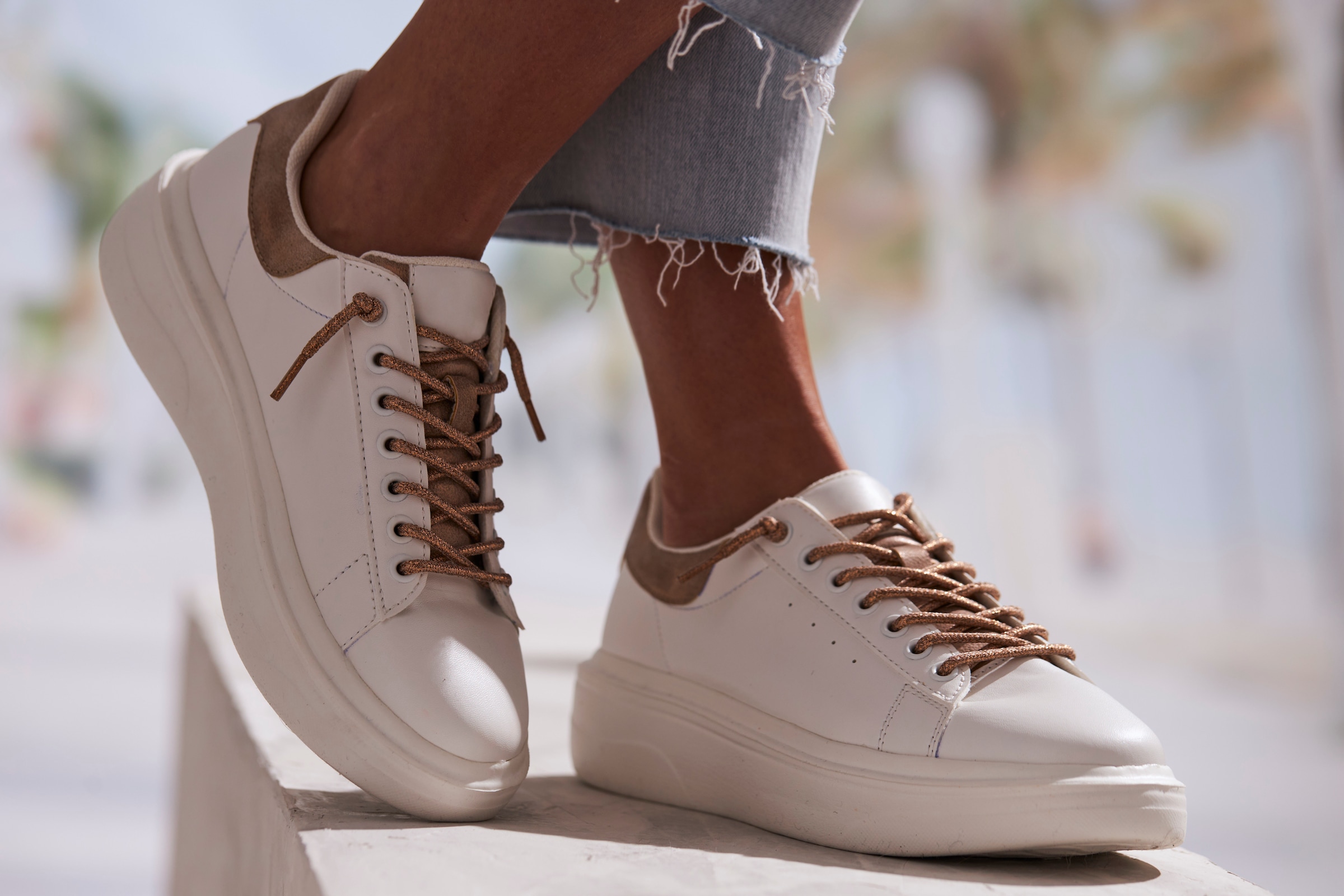 LASCANA Sneaker »Freizeitschuhe,«, mit Metallicdetails und elastischen Schnürbändern VEGAN