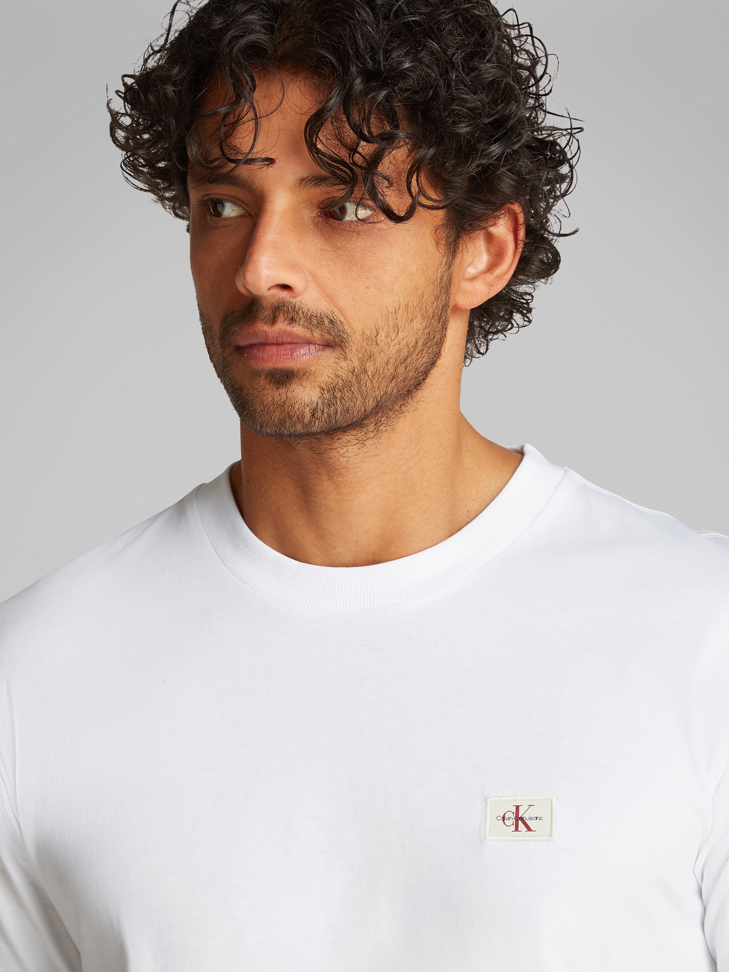 Calvin Klein Jeans Rundhalsshirt »WOVEN LABEL REGULAR TEE« Logostickerei