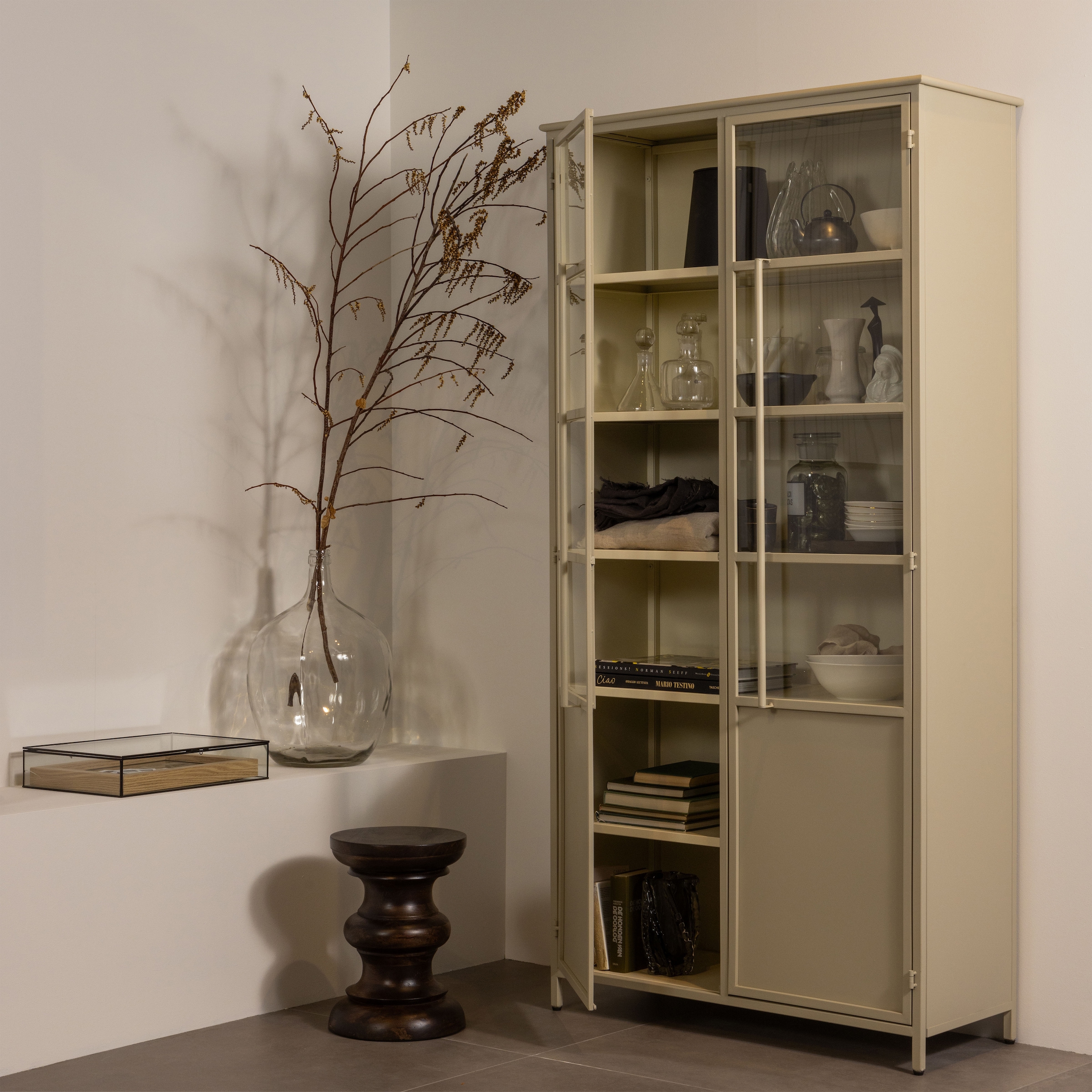 WOOOD Vitrine »EXHIBIT XL mit 2 Glastüren  METALL« Die Vitrine Exhibit aus mattem Metall bietet 5 robuste Einlegeböden.