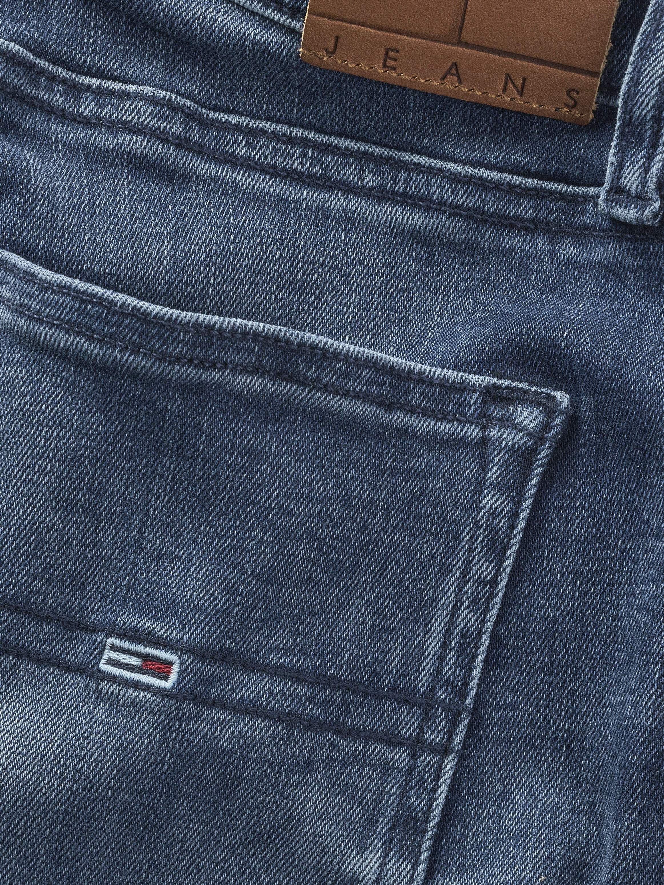 Tommy Jeans Slim-fit-Jeans »Sylvia High Rise Flare« mit Logo-Badge