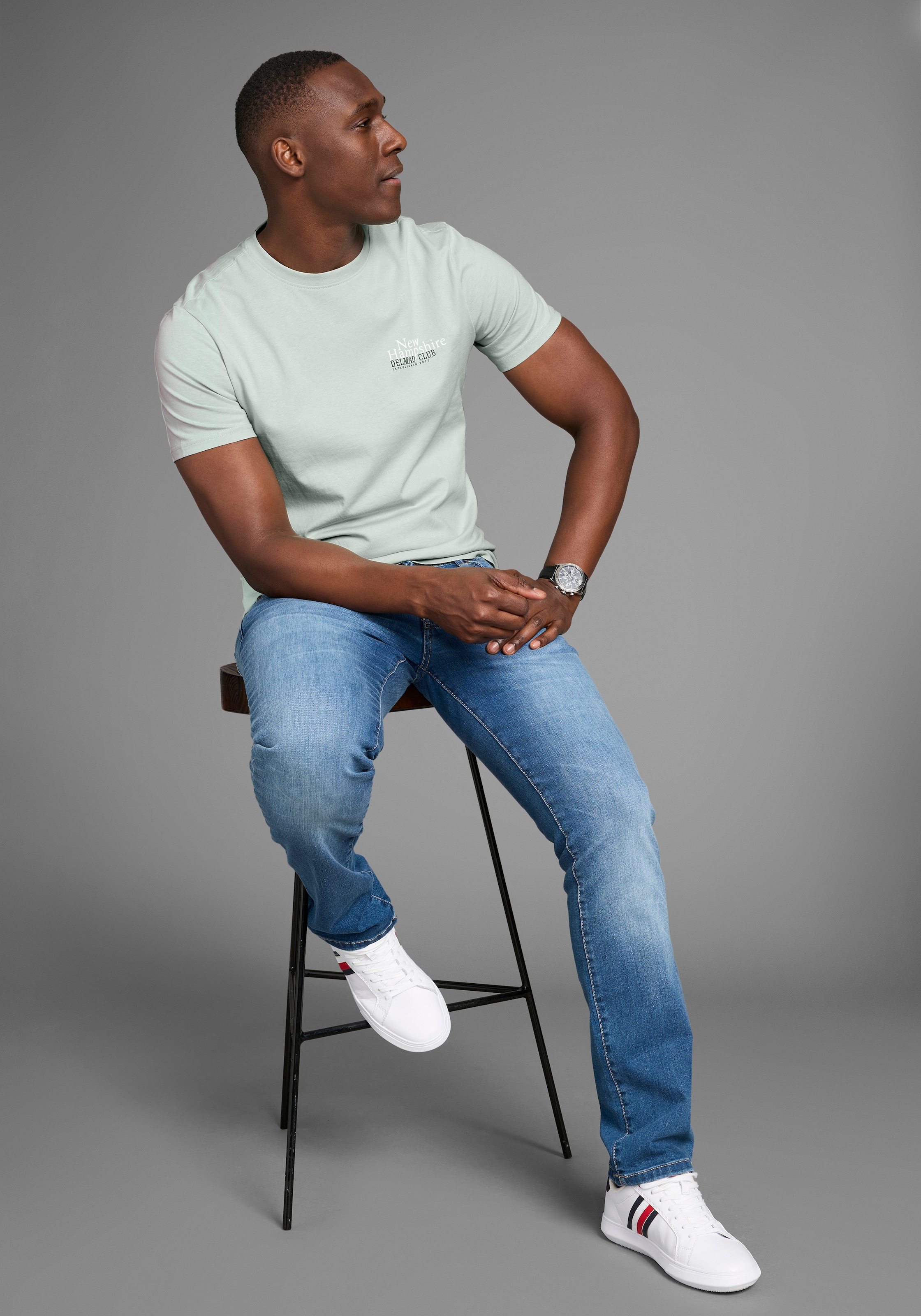 DELMAO T-Shirt, mit dezentem Logo-Schriftzug im Club-Design