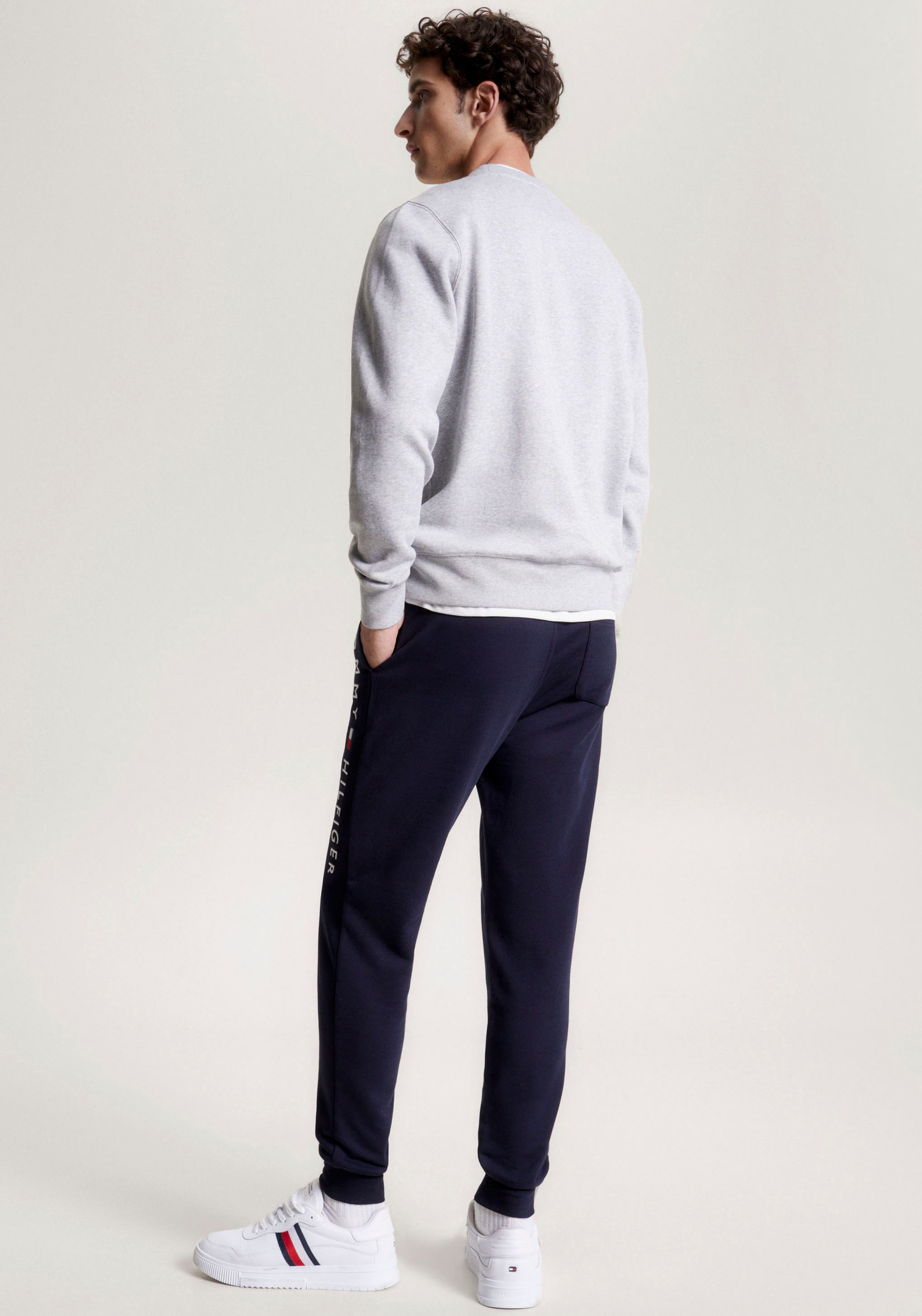 Tommy Hilfiger Sweatshirt »TOMMY LOGO SWEATSHIRT mit Rundhals und Stickerei« unifarben, casual, regular fit, Baumwollmix, Rundhals