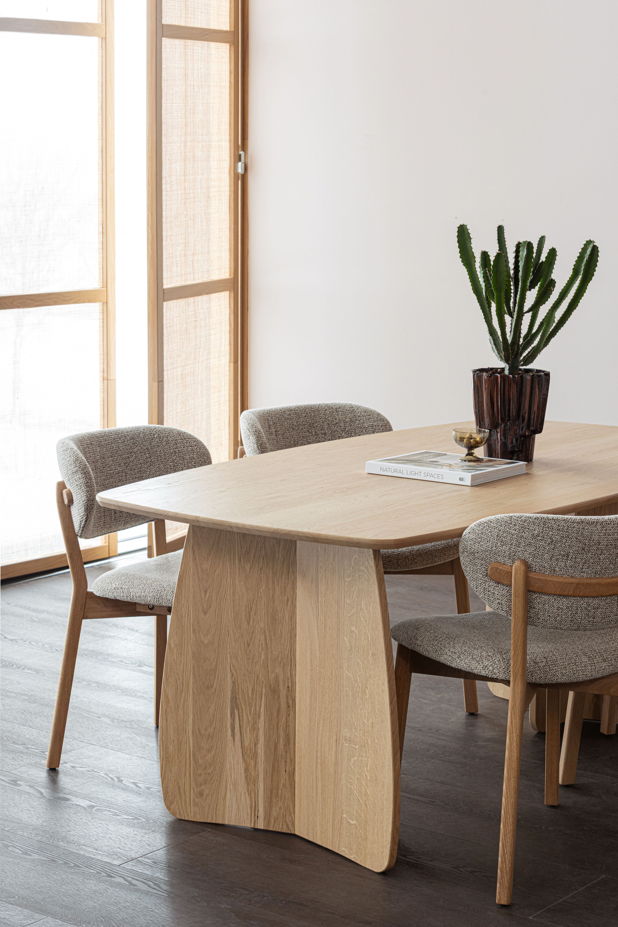 WOOOD Loungesessel »Udar mit Eichenholzgestell und More-Melange-Bezug, B68 x T75 x H76 cm« Sehr hohe Verschleißfestigkeit, Armlehnen integriert, Tragkraft 120 kg