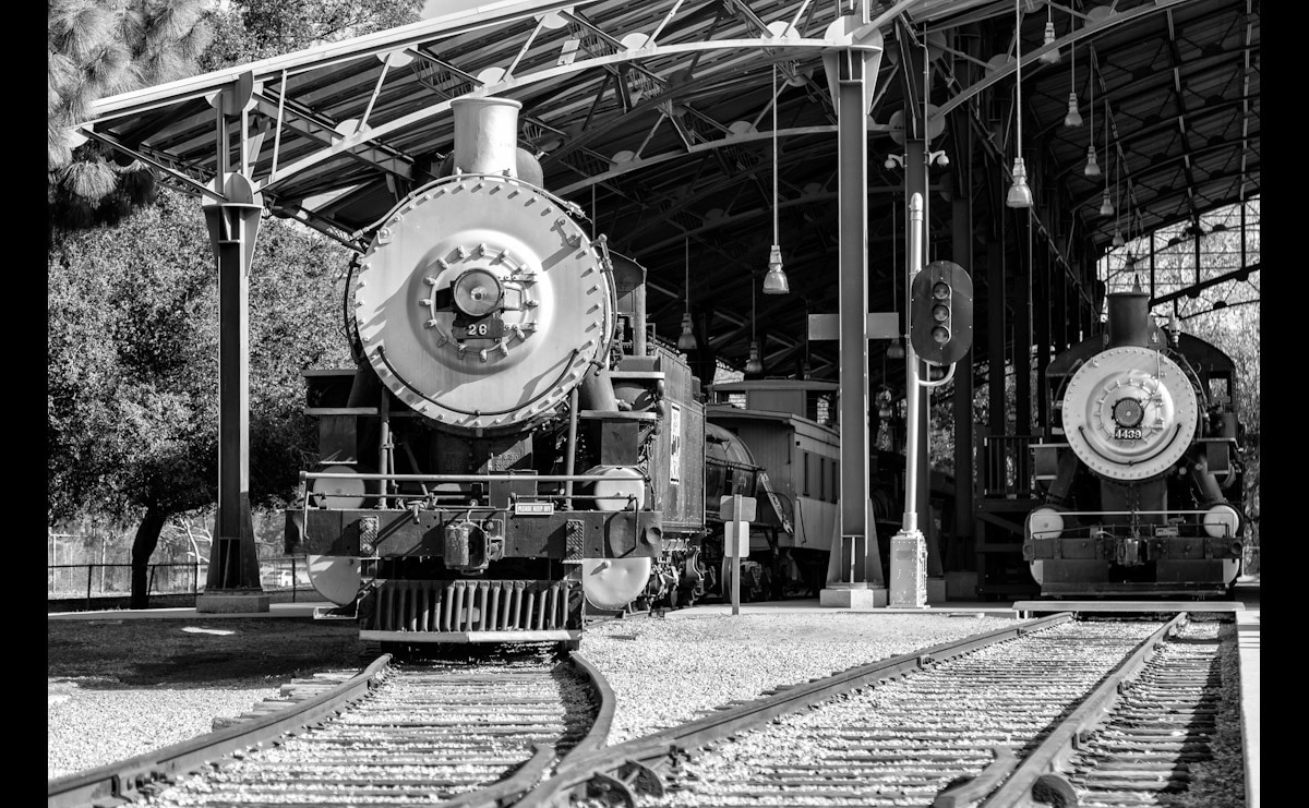 Papermoon Fototapete »Bahnhof Schwarz & Weiß« günstig online kaufen