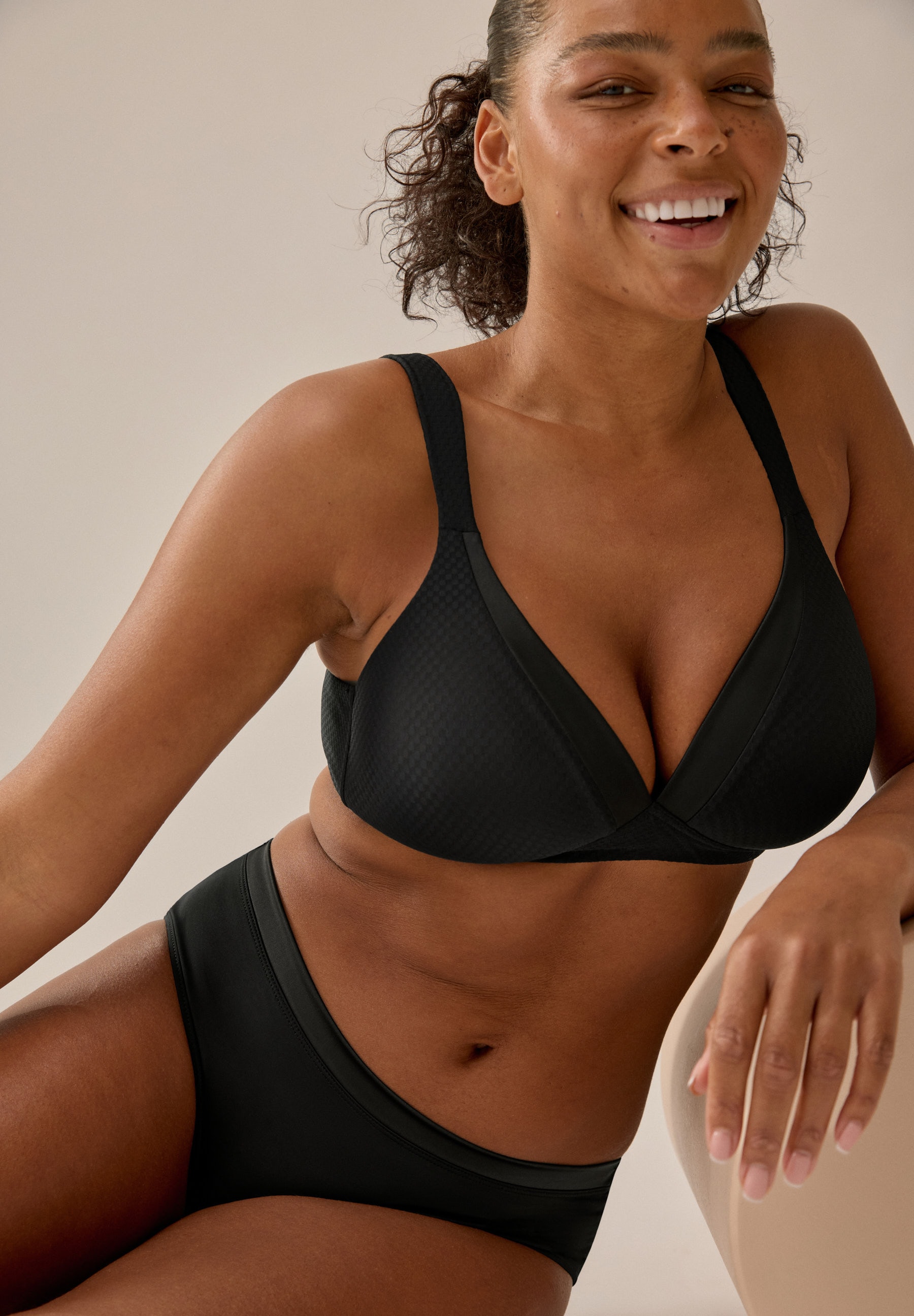 Naturana Bügelloser BH »The Wednesday« 1 Stk. mit Schale, Glanzband, breite Träger, weich, bequem, ohne Bügel