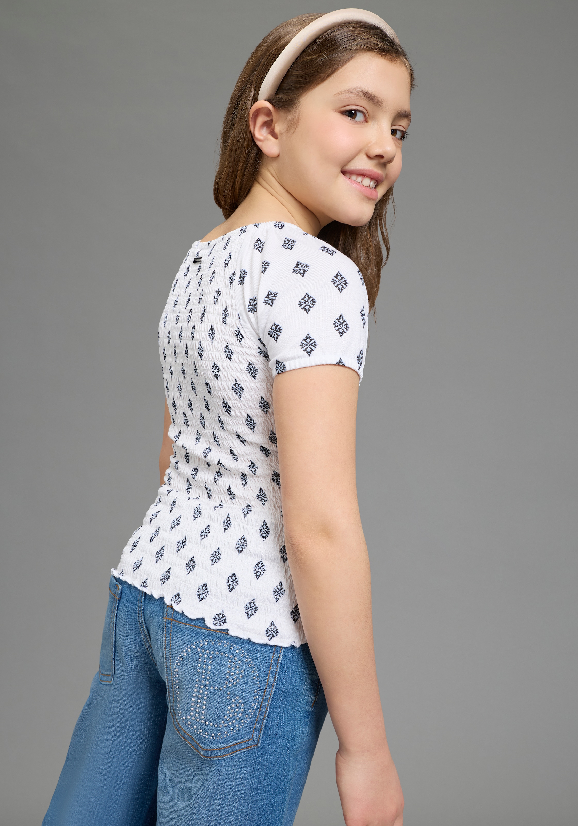 Bruno Banani T-Shirt »Viskose-Allover gemustertes Shirt, Smoke Carmenshirt für Mädchen« modischer Stil, Kurzarm, mit Carmenausschnitt, Allover-Druck
