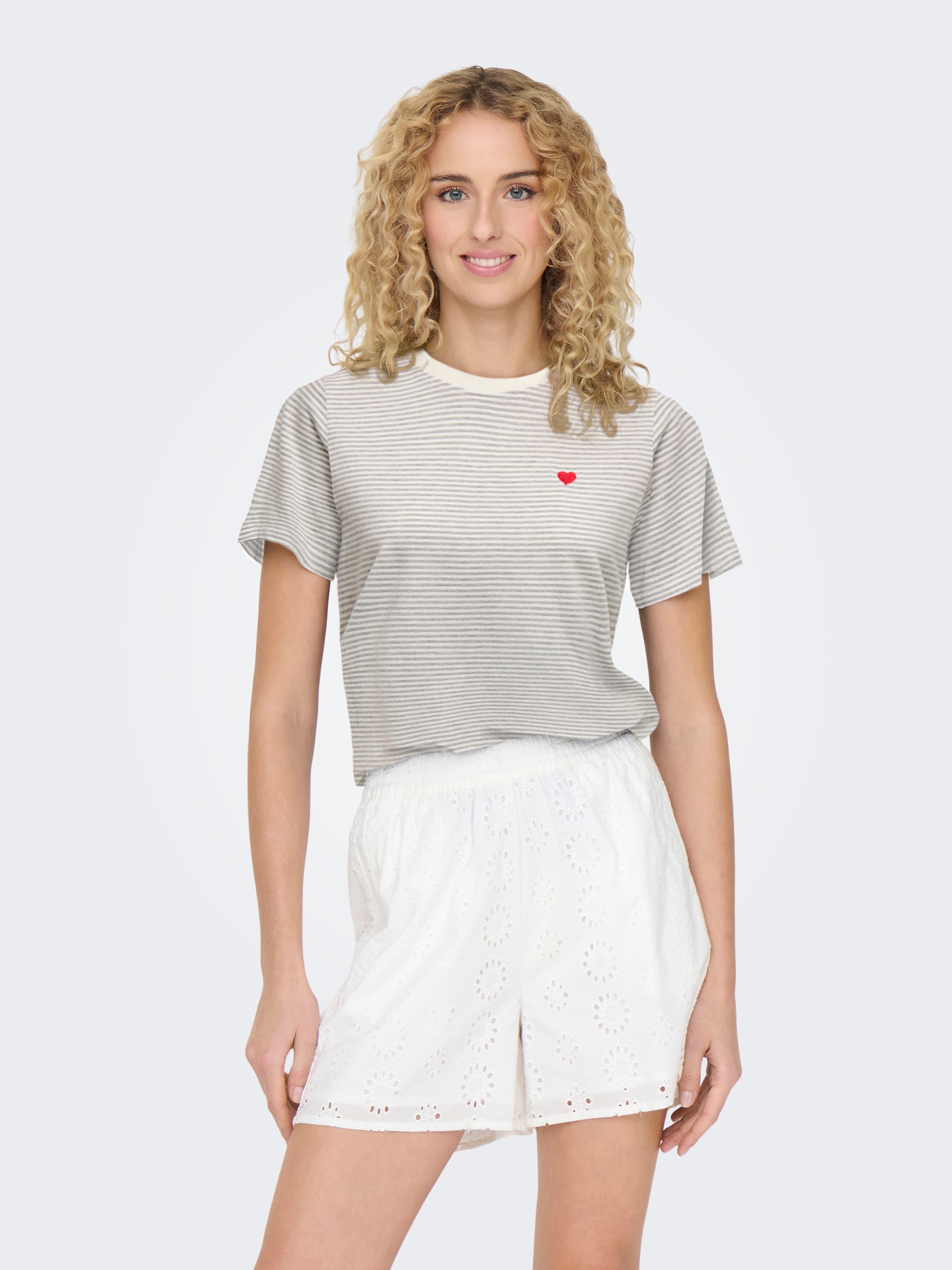JDY Kurzarmshirt »JDYPISA S/S PRINT TOP JRS NOOS«, mit Herz Stickerei