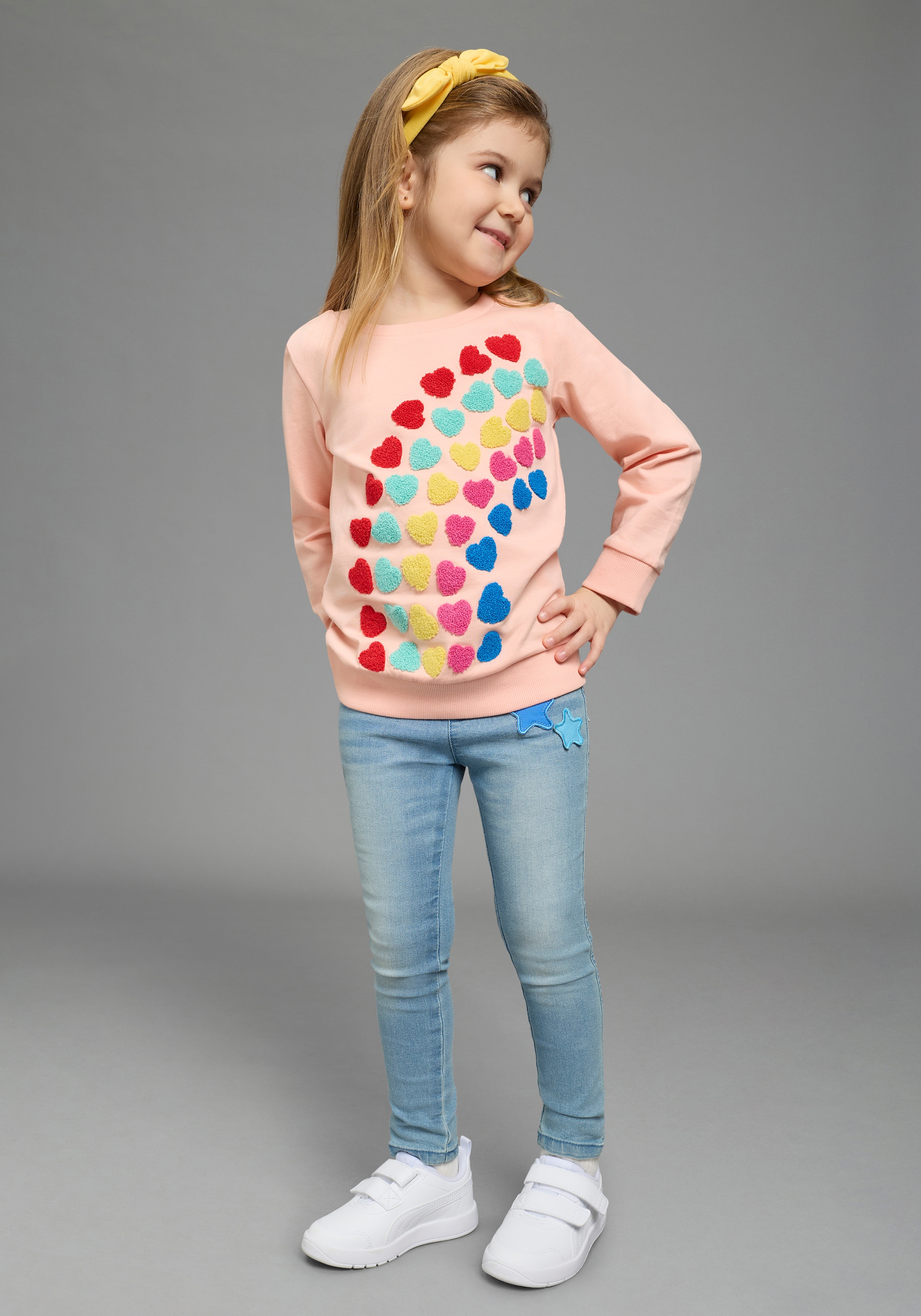 KIDSWORLD Sweatshirt »Sweatshirt Herz-Applikation«, mit Stickereien und Badges, Rundhalsausschnitt, Basic Passform
