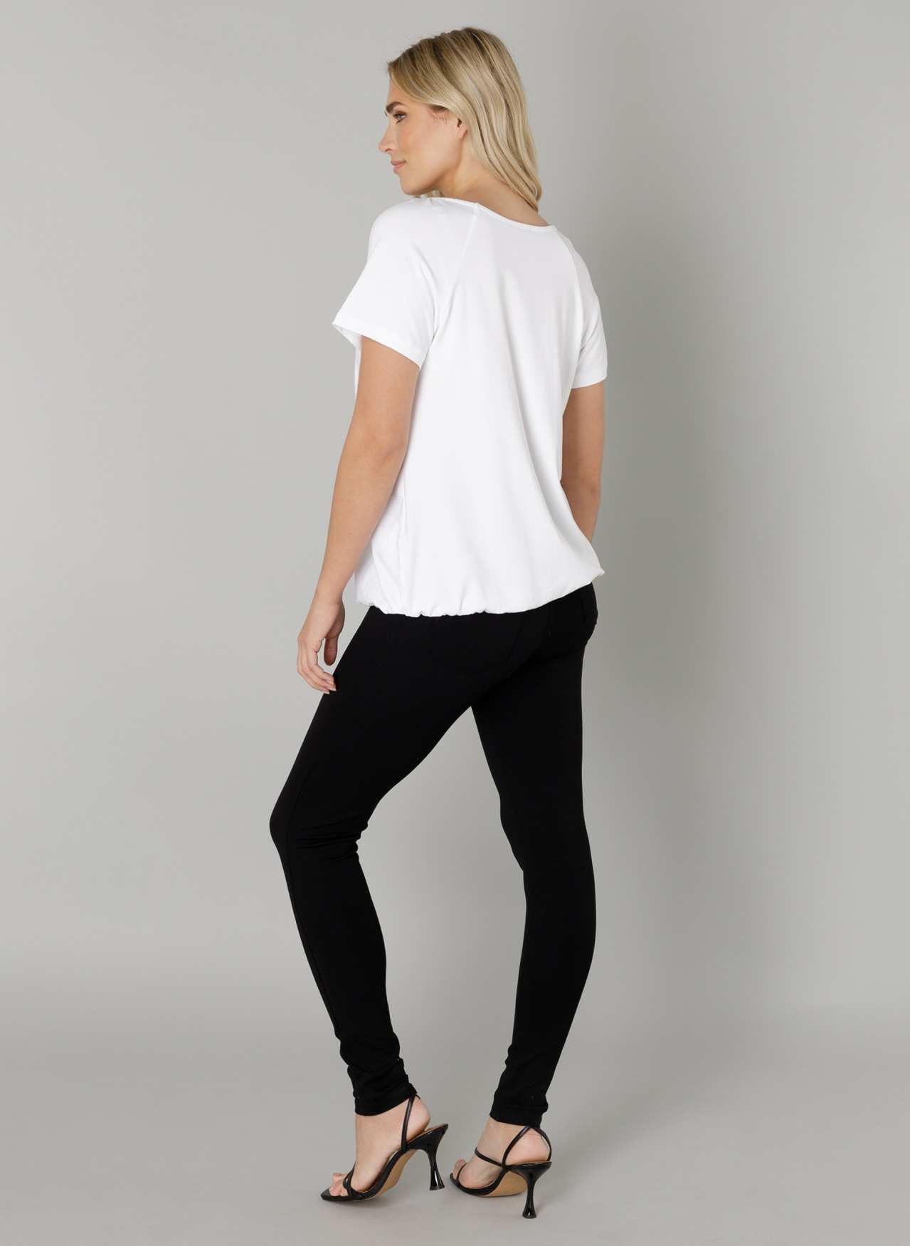 Base Level T-Shirt »Yona« mit Raffung am Rundhalsausschnitt