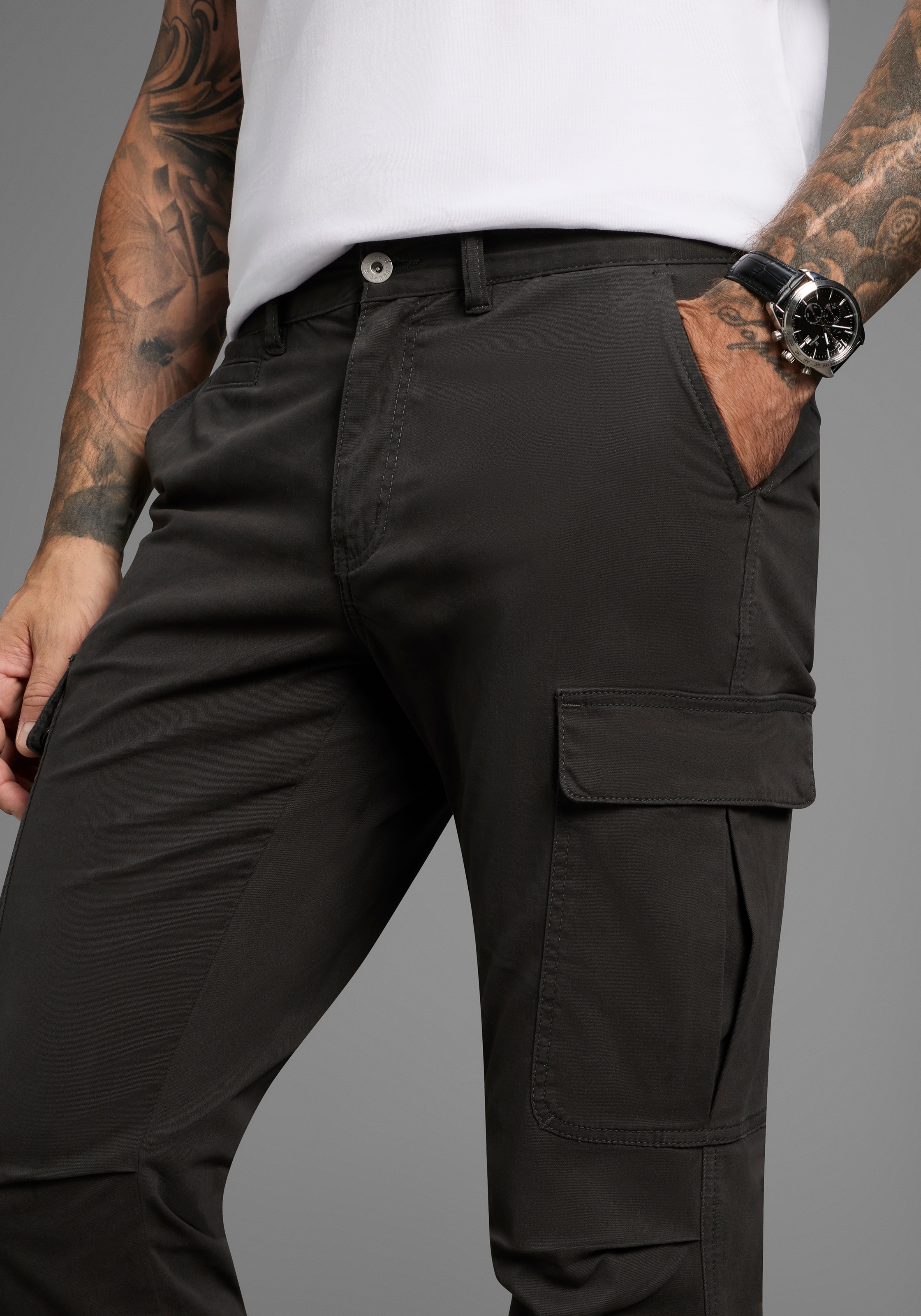 Bruno Banani Cargohose, moderne Passform, eng anliegende Cargotaschen