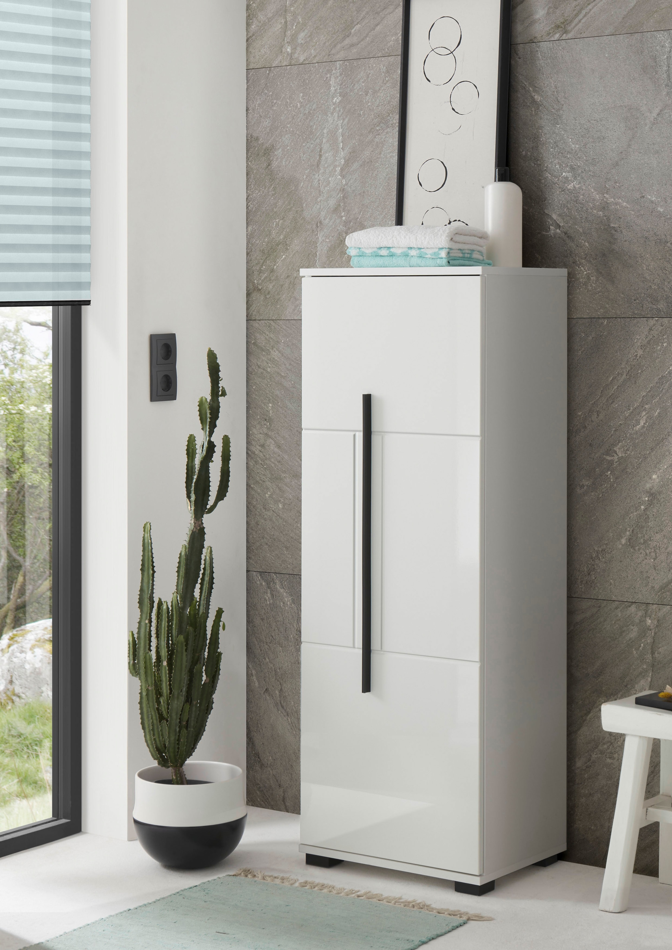 INOSIGN Midischrank »Cantara, Badschrank in Hochglanz Weiß, Schrank im modernen Design«, mit schwarzen Griffen, ausreichend Stauraum