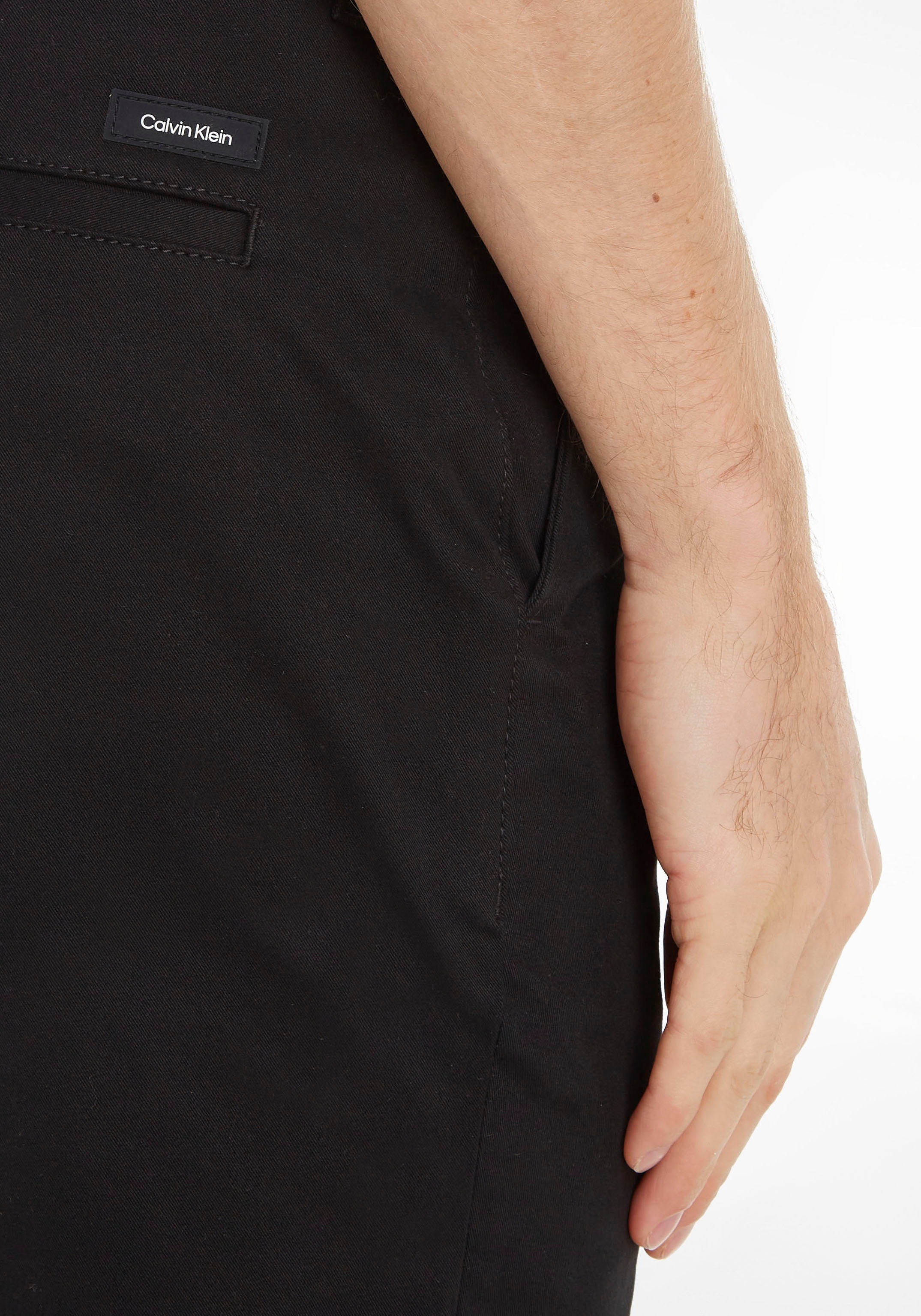 Calvin Klein Stoffhose, mit praktischem Gürtel