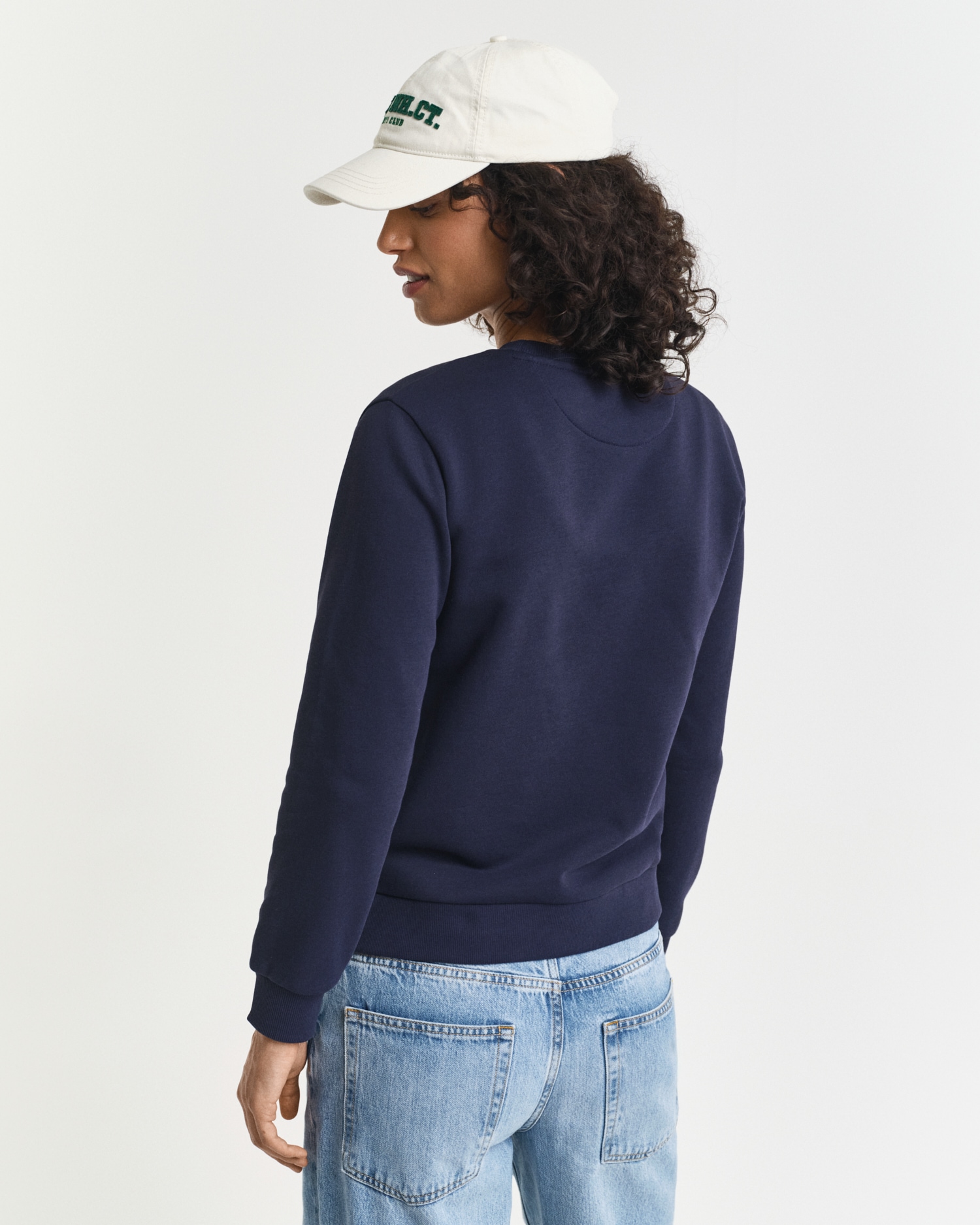 Gant Sweatshirt »REG TONAL SHIELD C-NECK SWEAT«, Ton in Ton Stickerei, Rundhals
