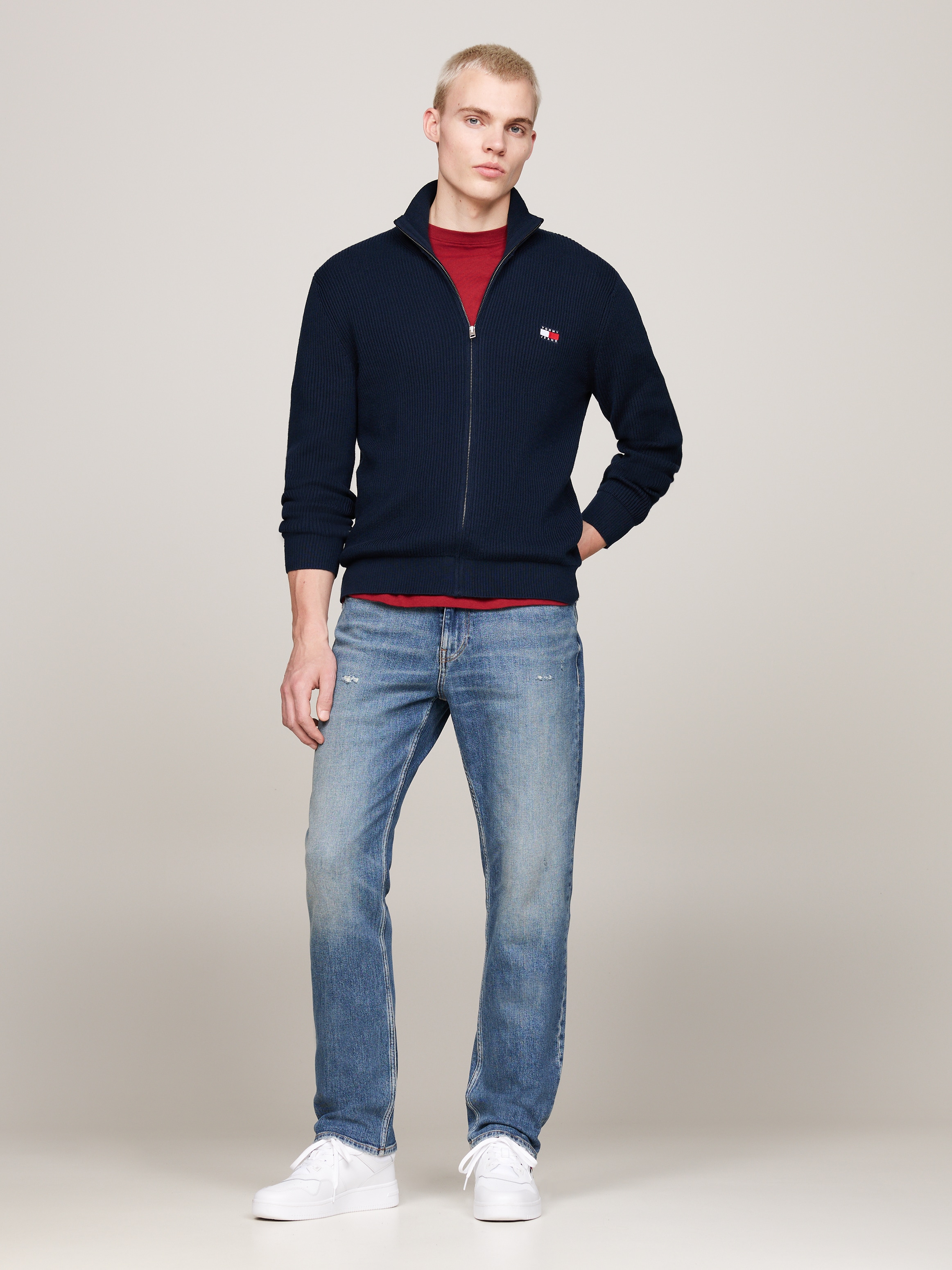 Tommy Jeans Strickjacke »TJM SLIM XS BADGE ZIP THRU«, Mit Markennamen- und Logostickerei in Brusthöhe