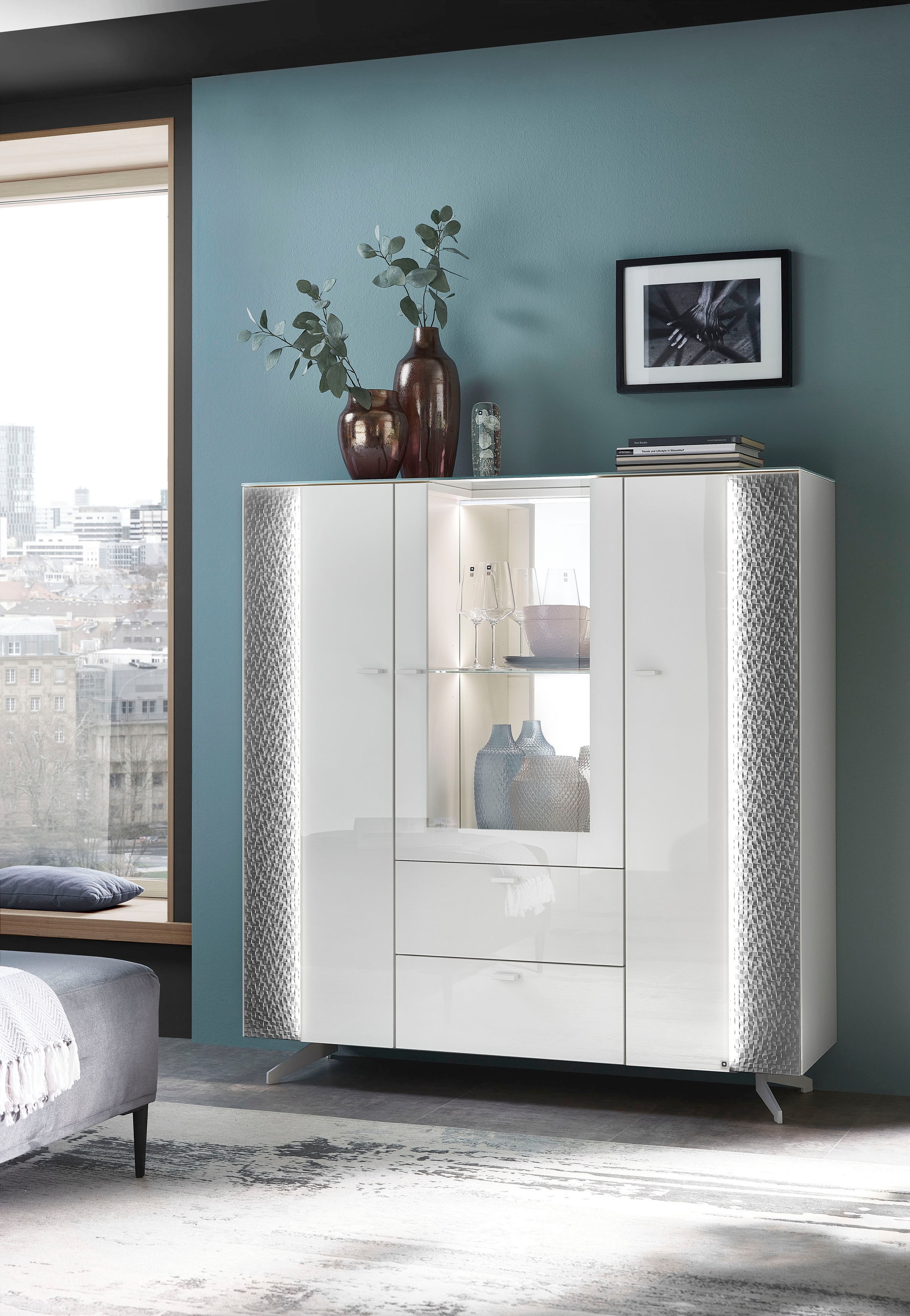 LEONARDO Highboard »AUREA« mit Pailletten-Akzent, wahlweise mit Beleuchtung Lack weiß/Paillette silber metallic