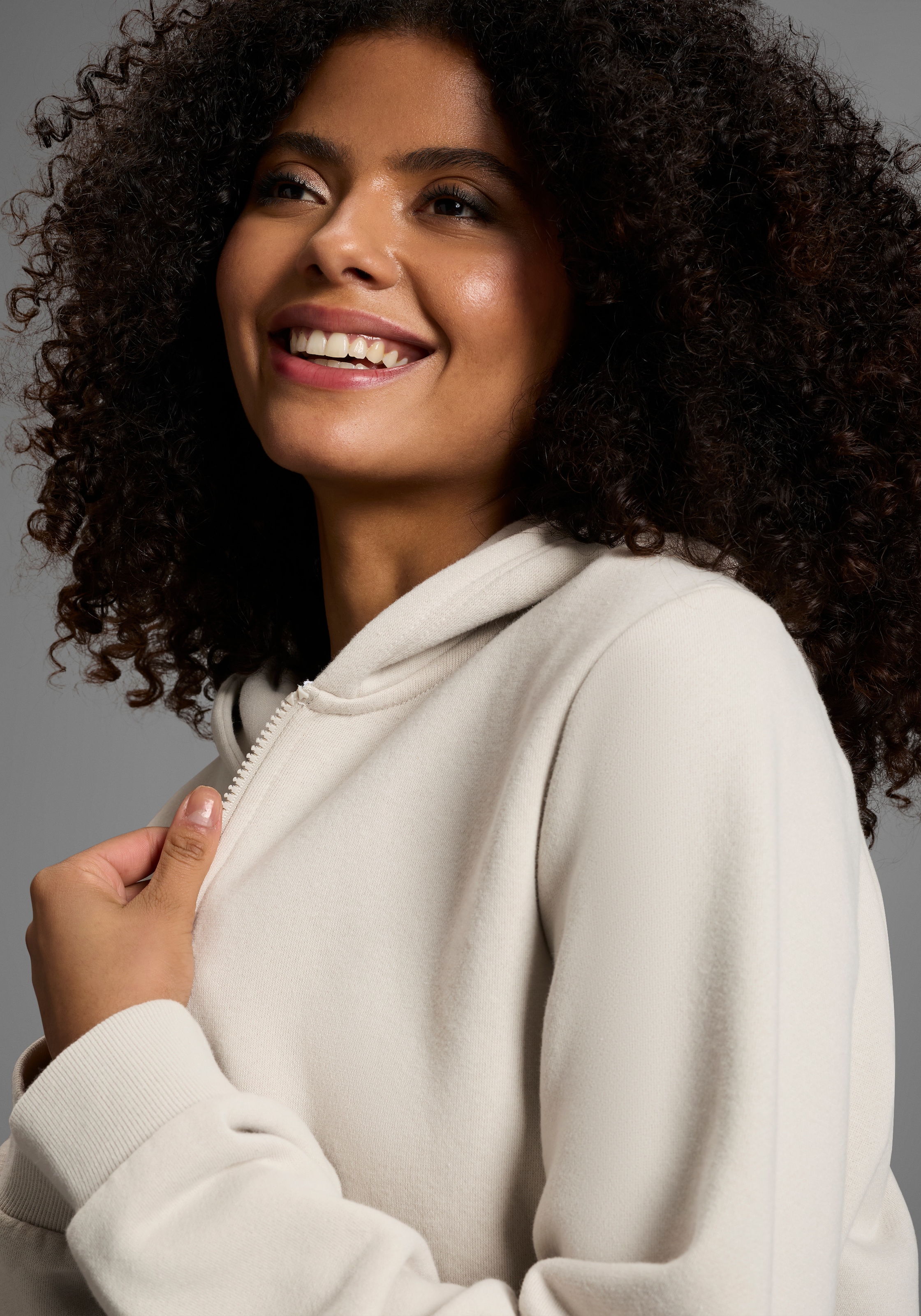 DELMAO Kapuzensweatjacke mit Reißverschluss, Kapuze & Kängurutasche