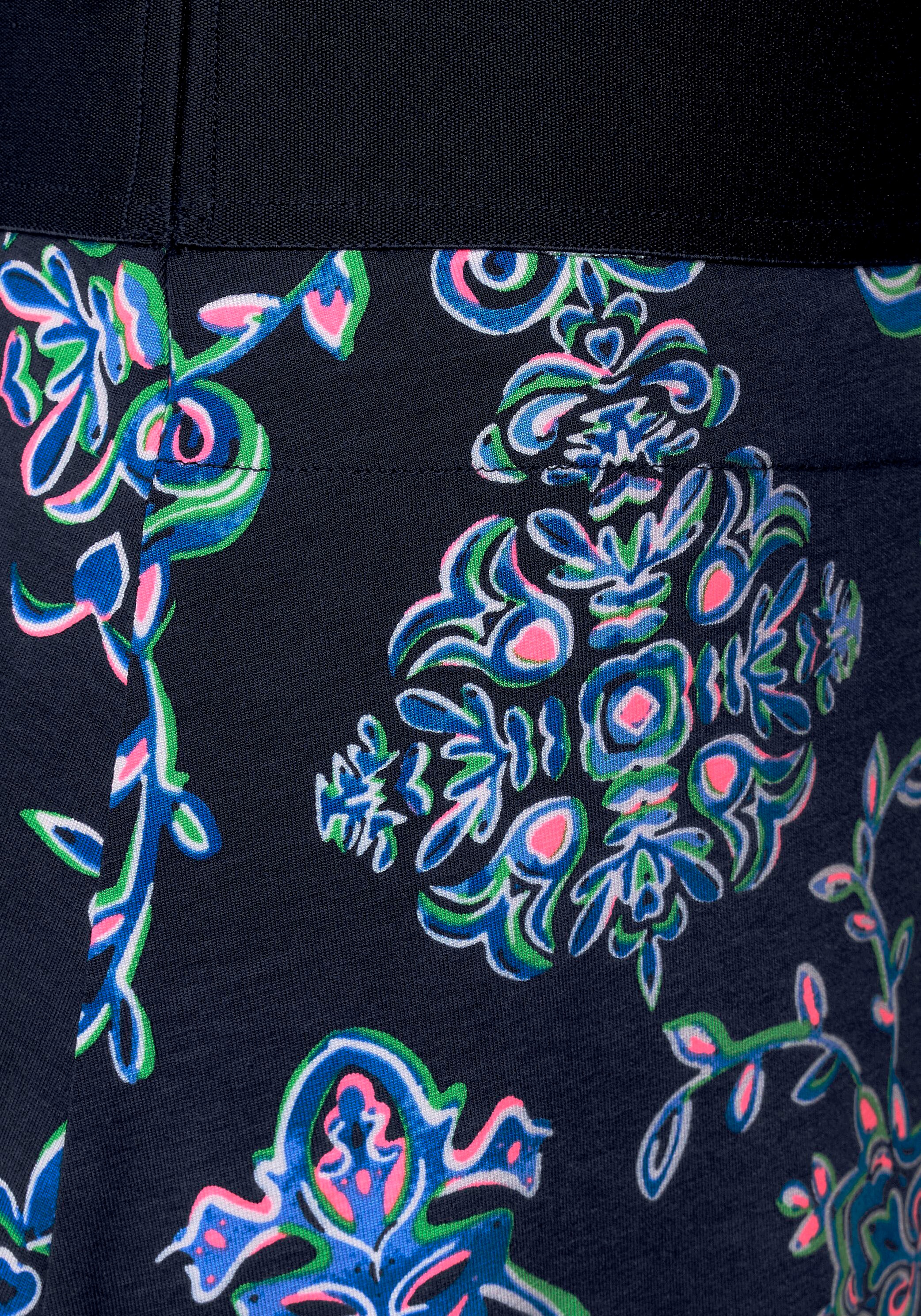5. Bild von Cecil Midirock, im gemustertem Design