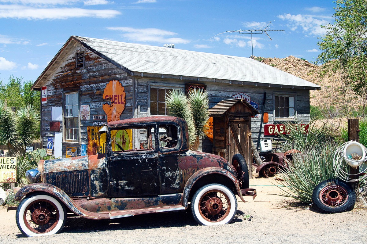 Papermoon Fototapete »Altes Auto an Hütte« günstig online kaufen