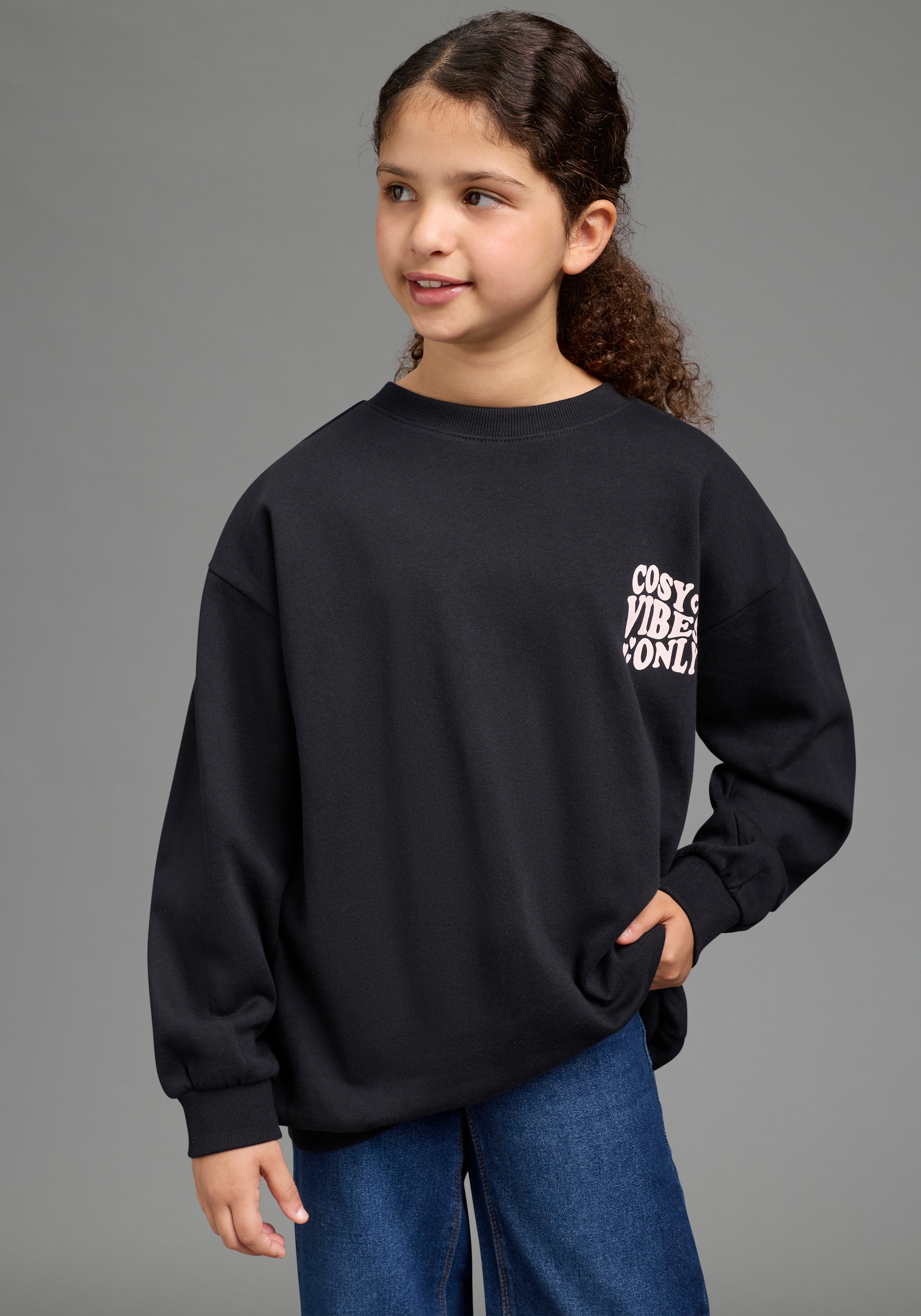 KIDSWORLD Sweatshirt »Rückenprint Sweatshirt in lockerer Form«, Weites Sweatshirt mir Front- und Rückendruck in bequemer Form
