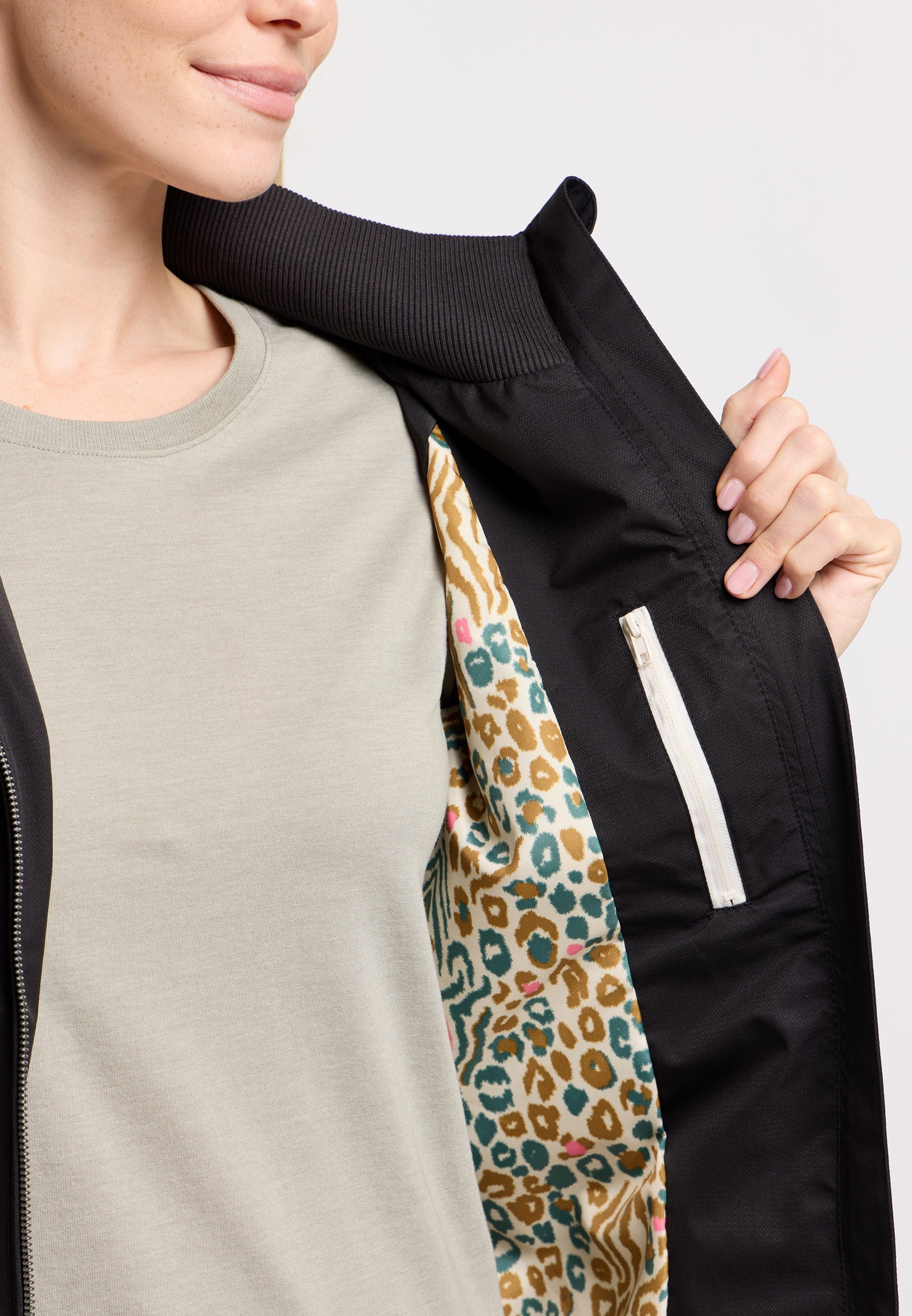 Ragwear Outdoorjacke »DIZZIE« mit Kapuze Wasserabweisend mit Kordelzug am Saum und Reißverschlusstaschen