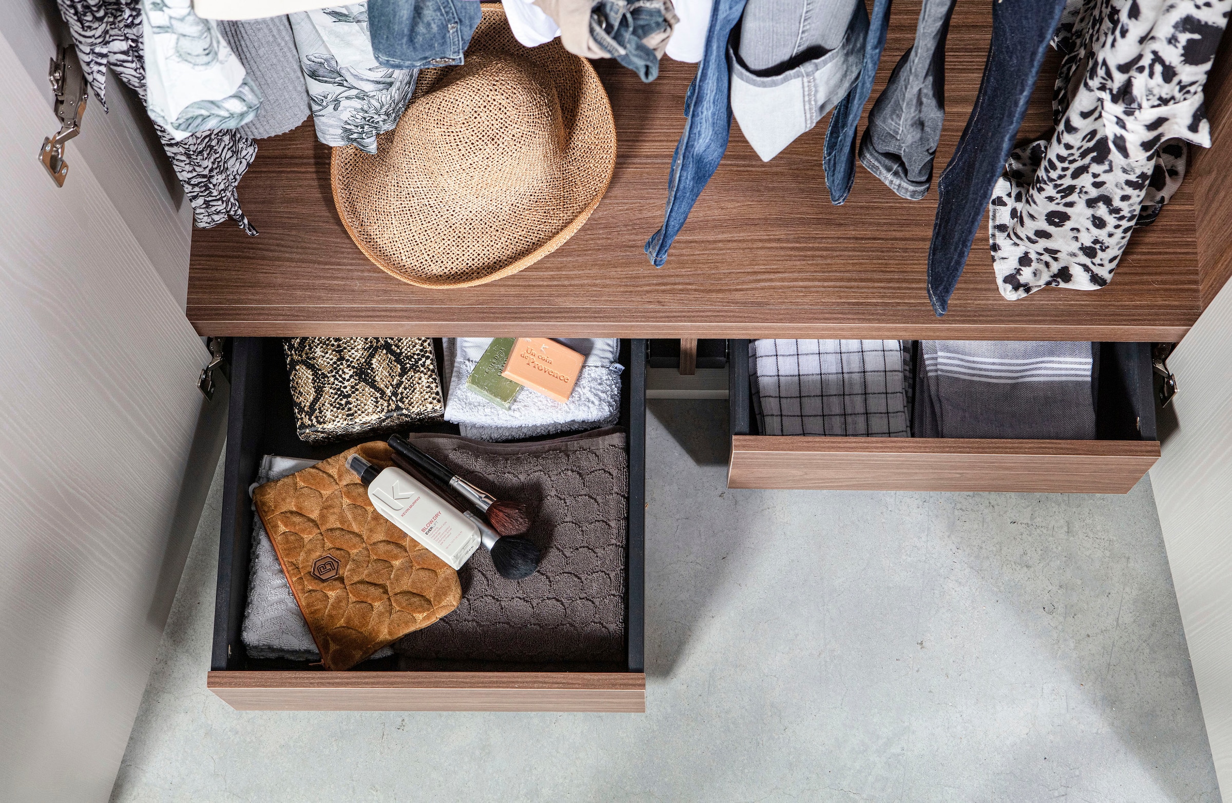 WOOOD Garderobenschrank »Rens«, aus Nussbaum-Dekor, viel Stauraum, Höhe 210 cm