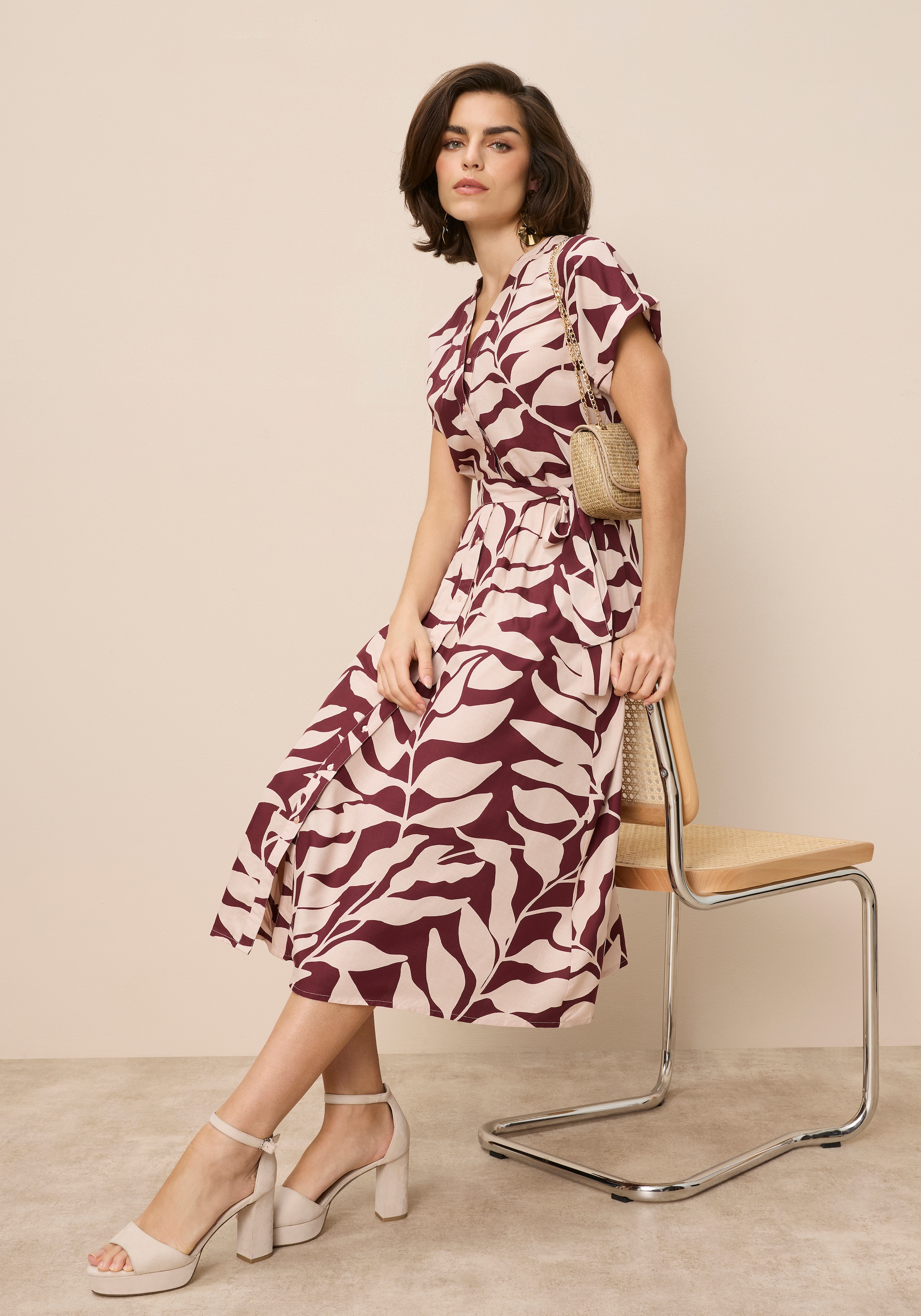 Tamaris Hemdblusenkleid »mit tailliertem Bindegürtel und Knopfleiste« Set, mit Bindegürtel, 2 tlg. tlg. aus Viskose, für Frühling und Sommer, gemustert, Mitte-Wade-Länge