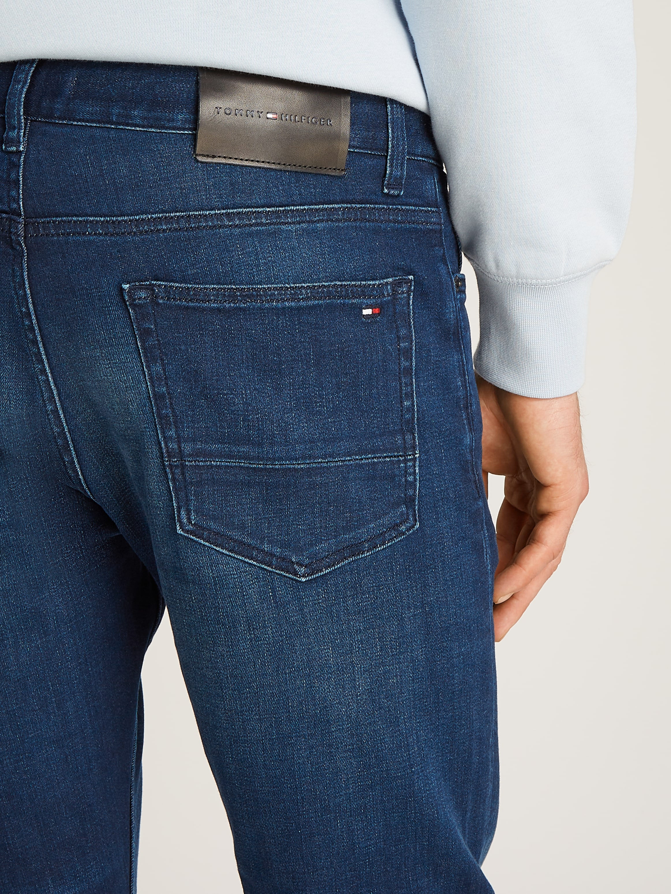 Tommy Hilfiger Slim-fit-Jeans »CORE BLEECKER«, mit dezenter Waschung