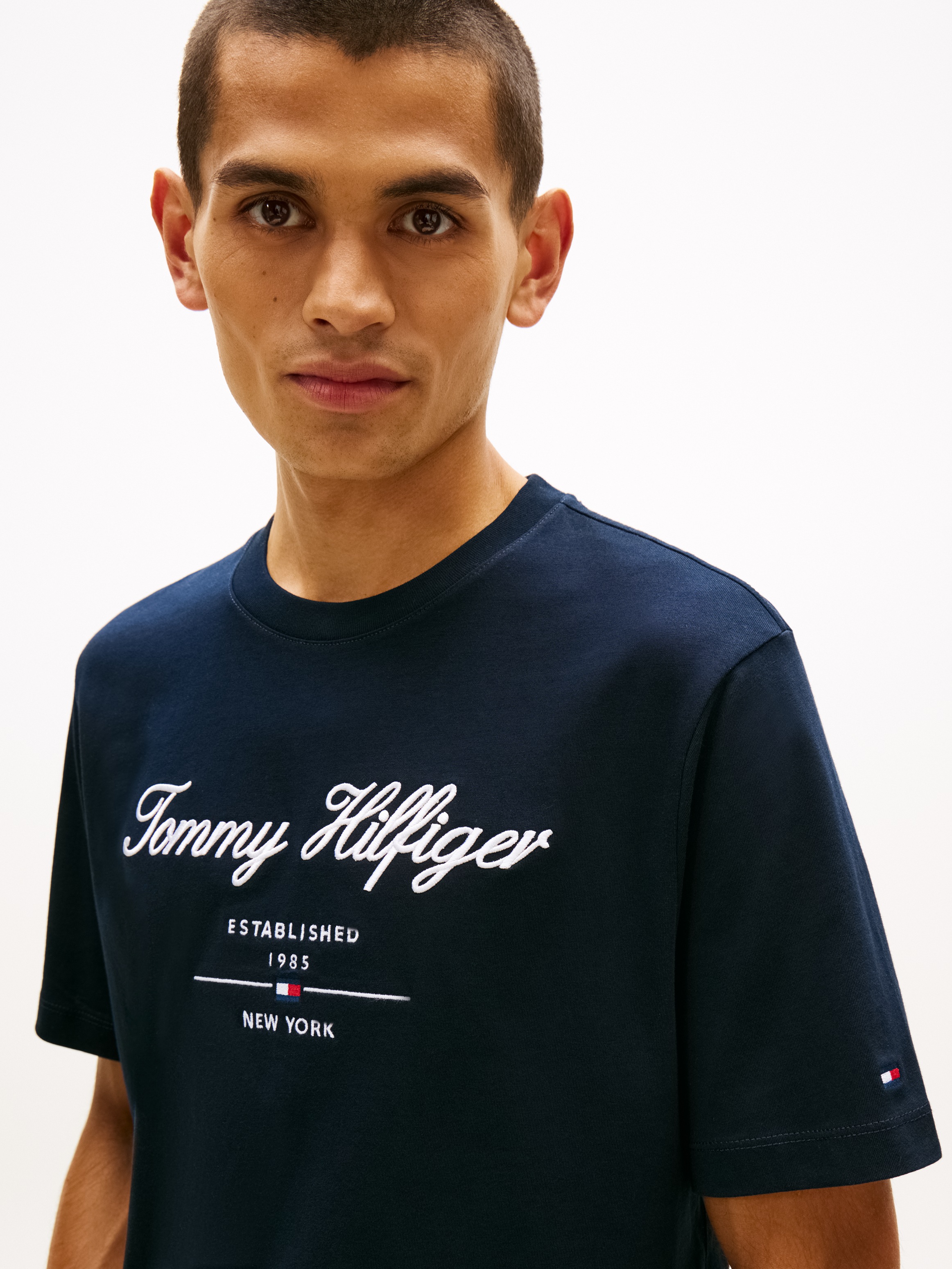 Tommy Hilfiger T-Shirt »SCRIPT LOGO TEE« mit aufgesticktem Logo