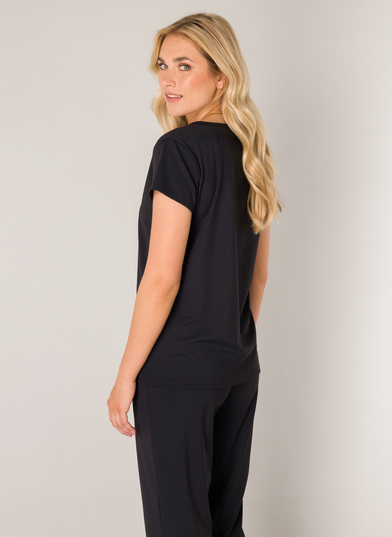 Base Level T-Shirt »Tilly« mit V-Ausschnitt