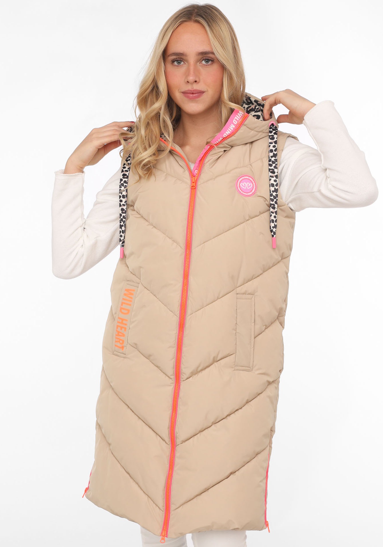 ZWILLINGSHERZ Steppweste »"Wild at Heart"« mit Leo Details, Print, Kapuze, Reißverschluss und Taschen Beige L L Modische Steppweste von Zwillingsherz