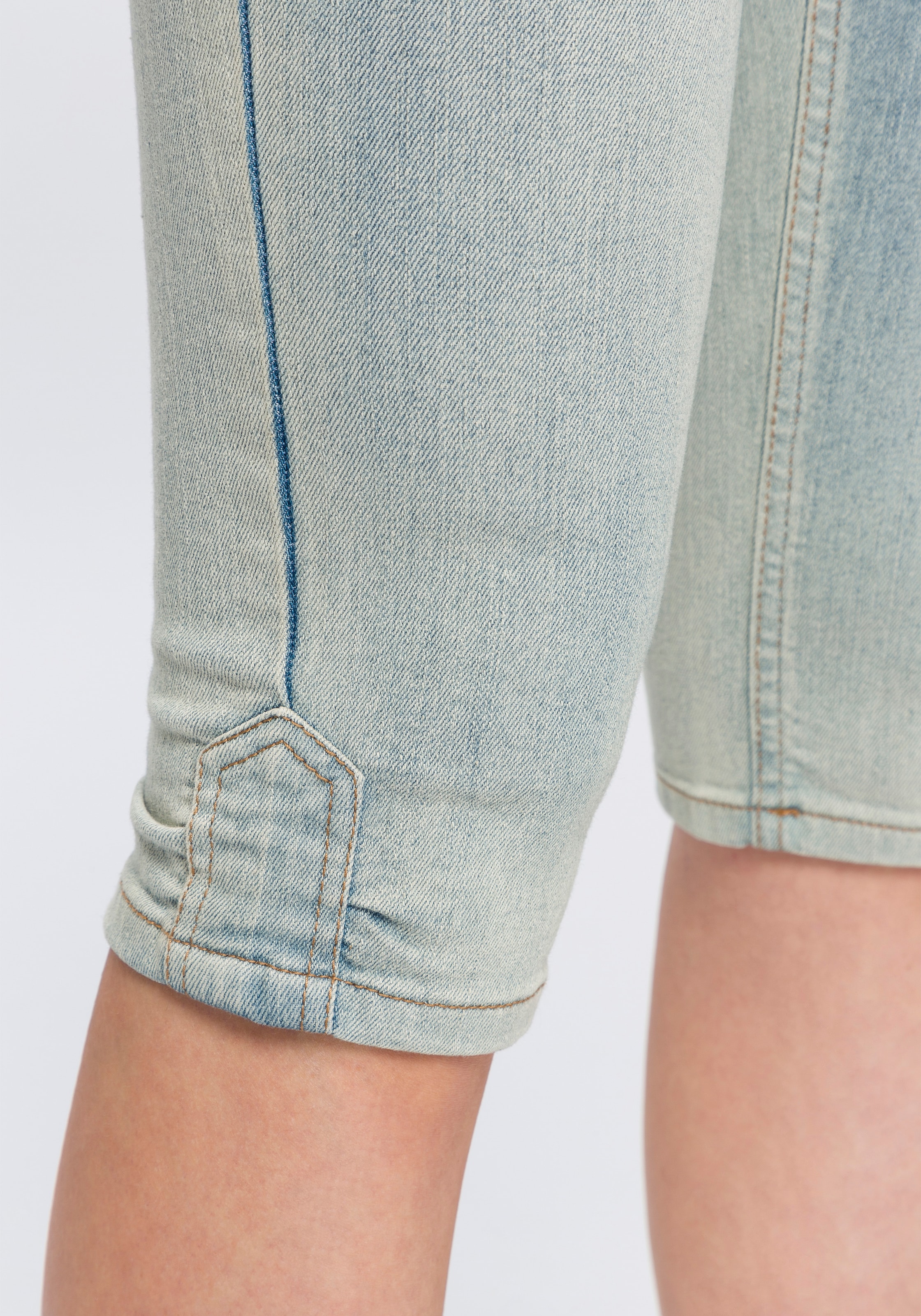 Arizona Caprijeans, schmale Passform, mit Destroyed-Effekten, niedrige Leibhöhe