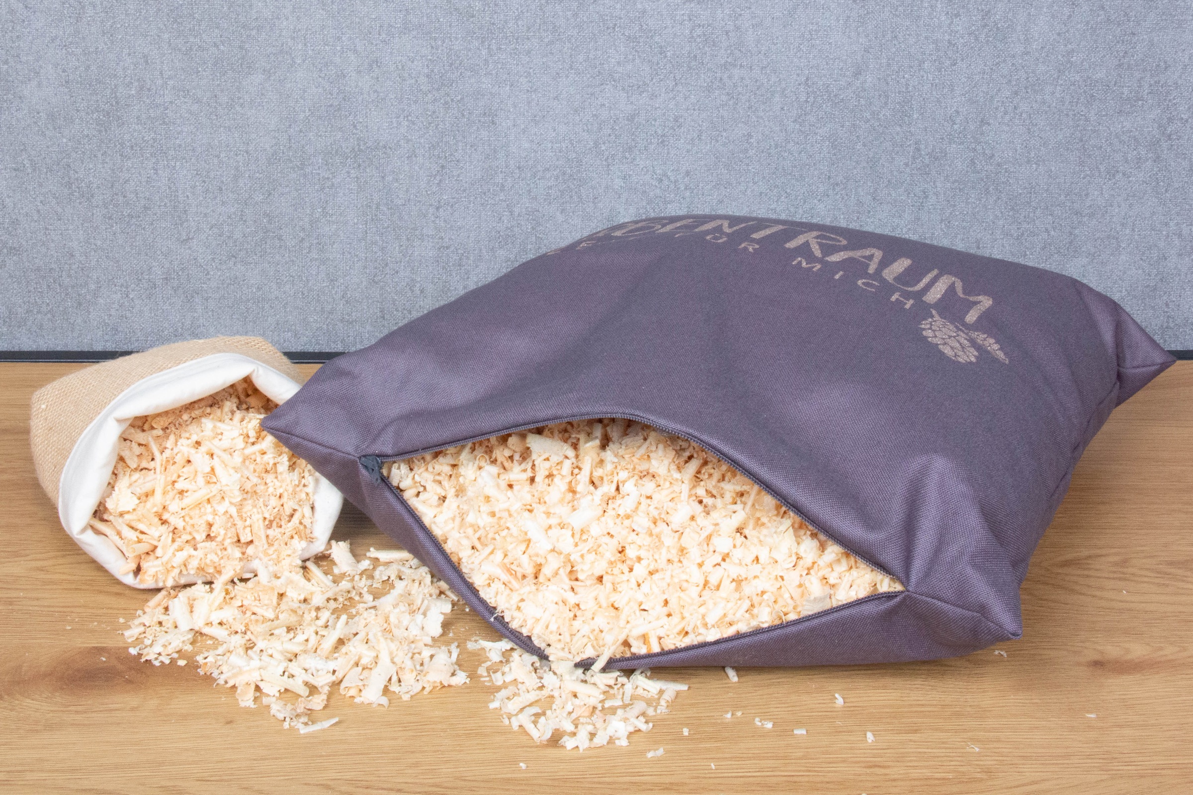 herbalind Zirbenkissen »Zirbentraum in Violett/Roségold 40x40 mit Reißverschluss - Gefüllt« mit hochwertigen Zirbenholzflocken 100% Baumwolle - Made in Germany