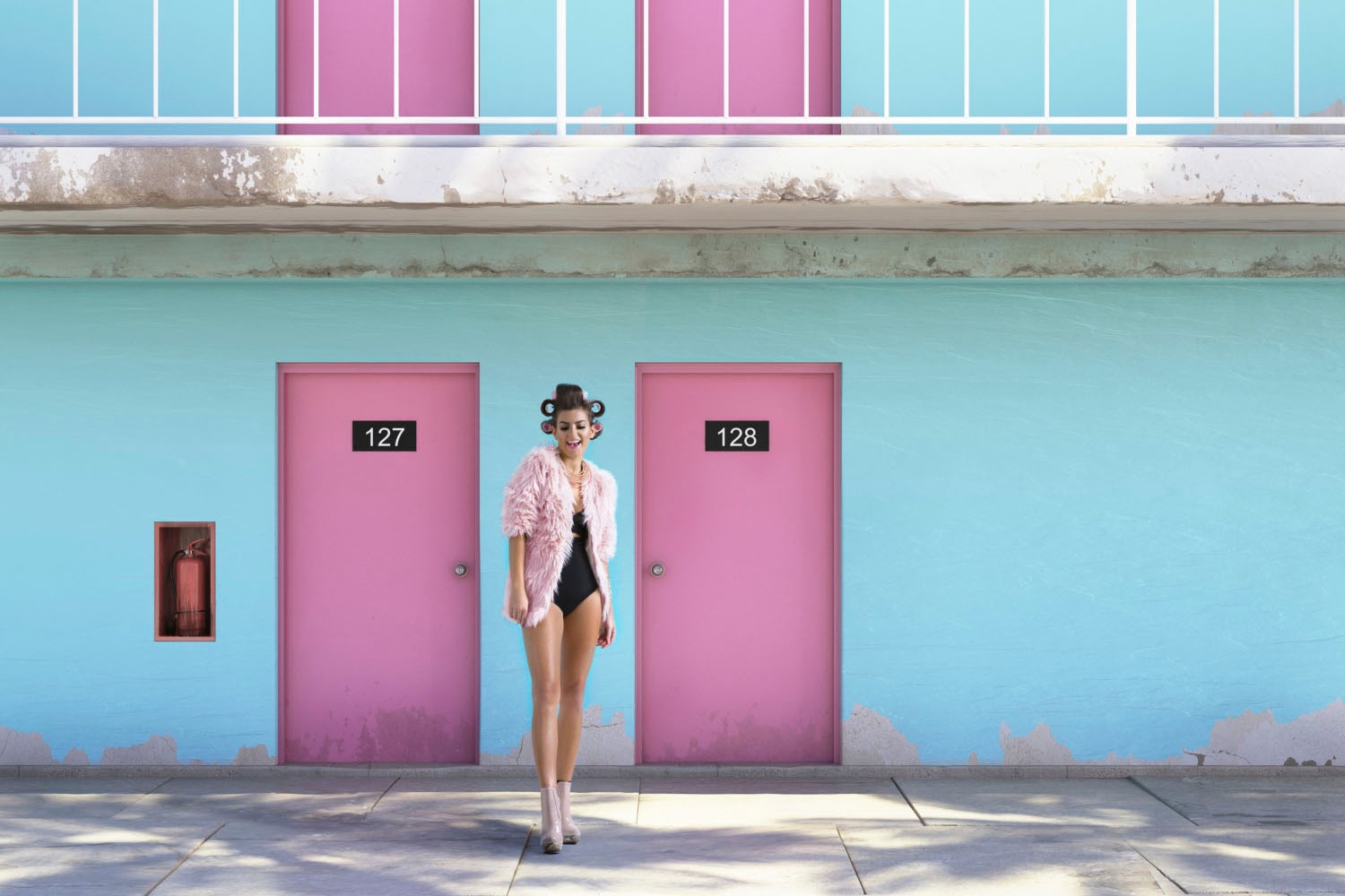 queence Acrylglasbild »Frau vor Hauswand« Bilder von Frauen   Fashion   Fra günstig online kaufen