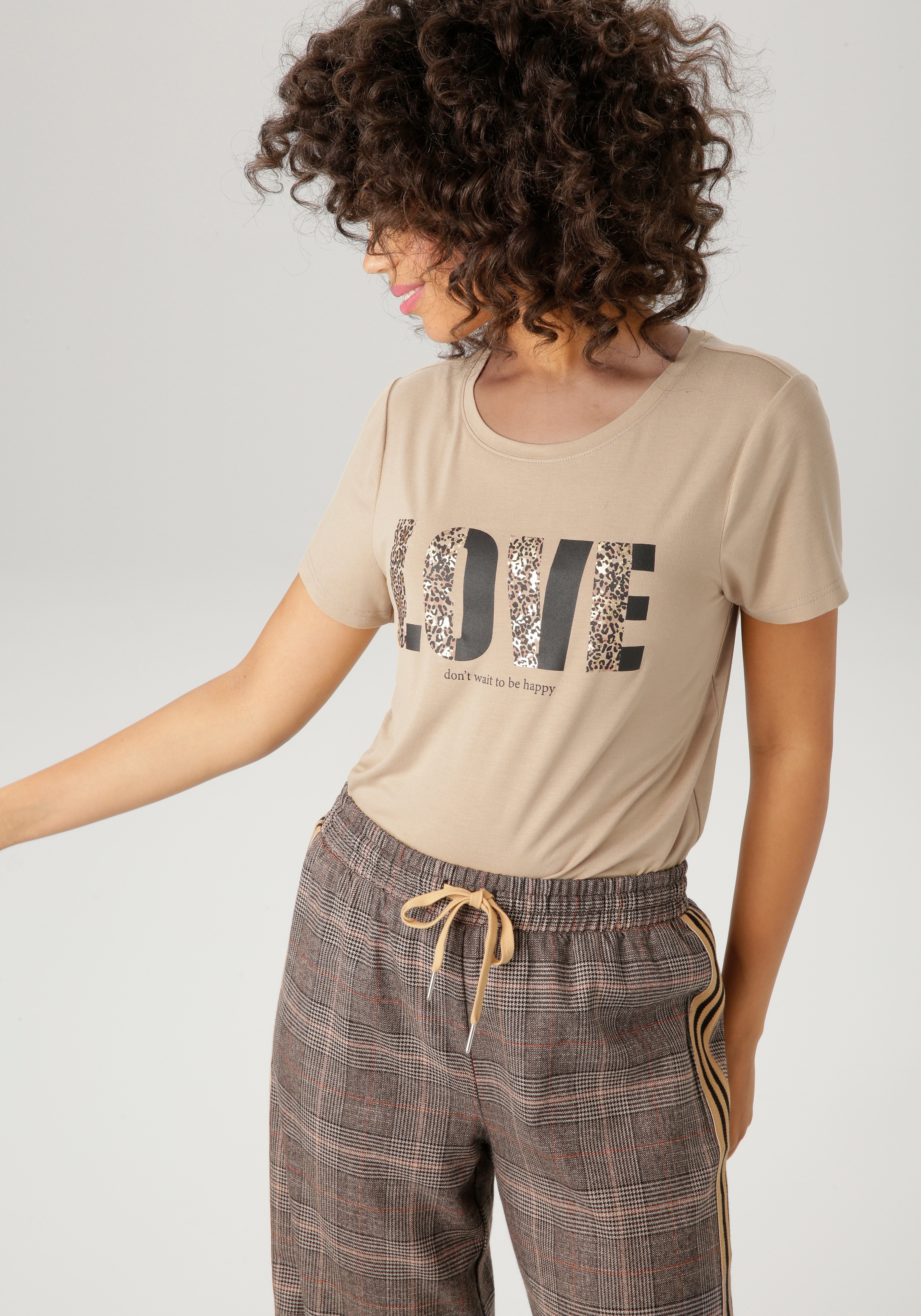 Aniston CASUAL T-Shirt, mit Folienprint verzierter "LOVE"-Schriftzug - NEUE KOLLEKTION