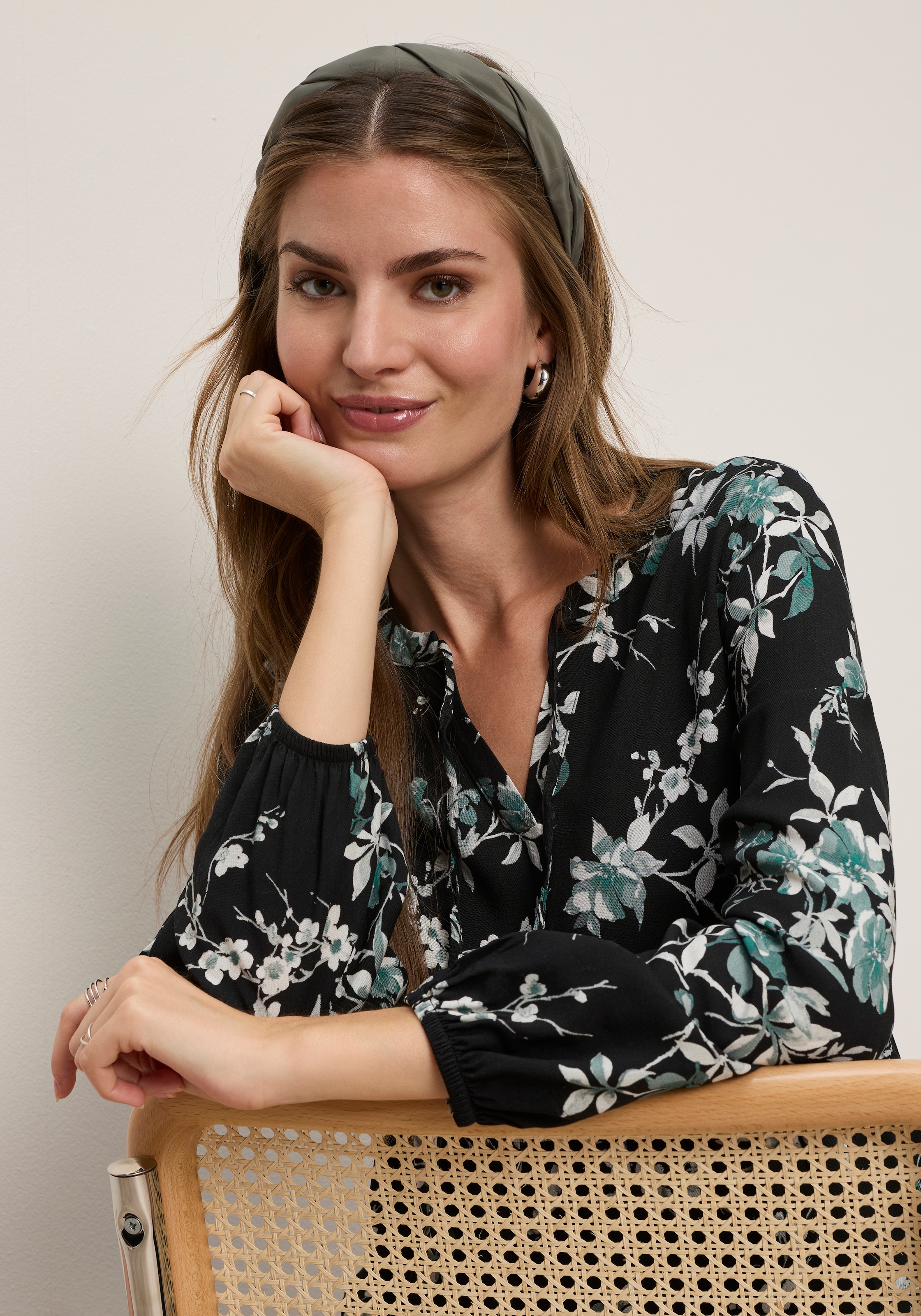 Tamaris A-Linien-Kleid »mit Blumen-Design und Rüschen« aus Viskose