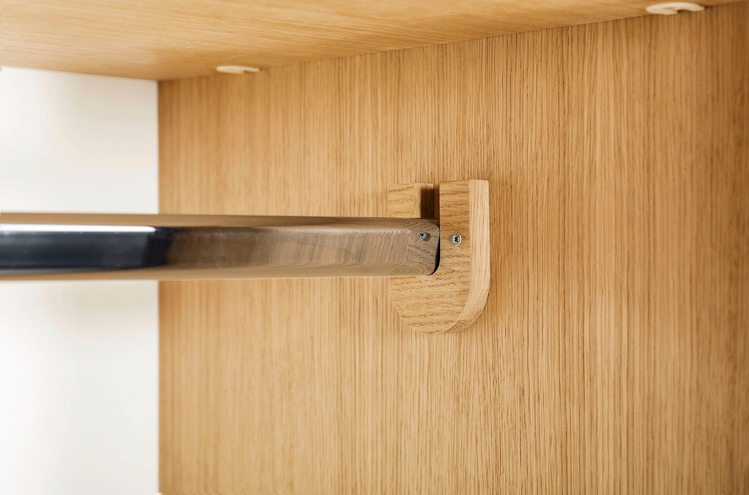 andas Drehtürenschrank, Fräsungen in den Fronten, goldene Griffe