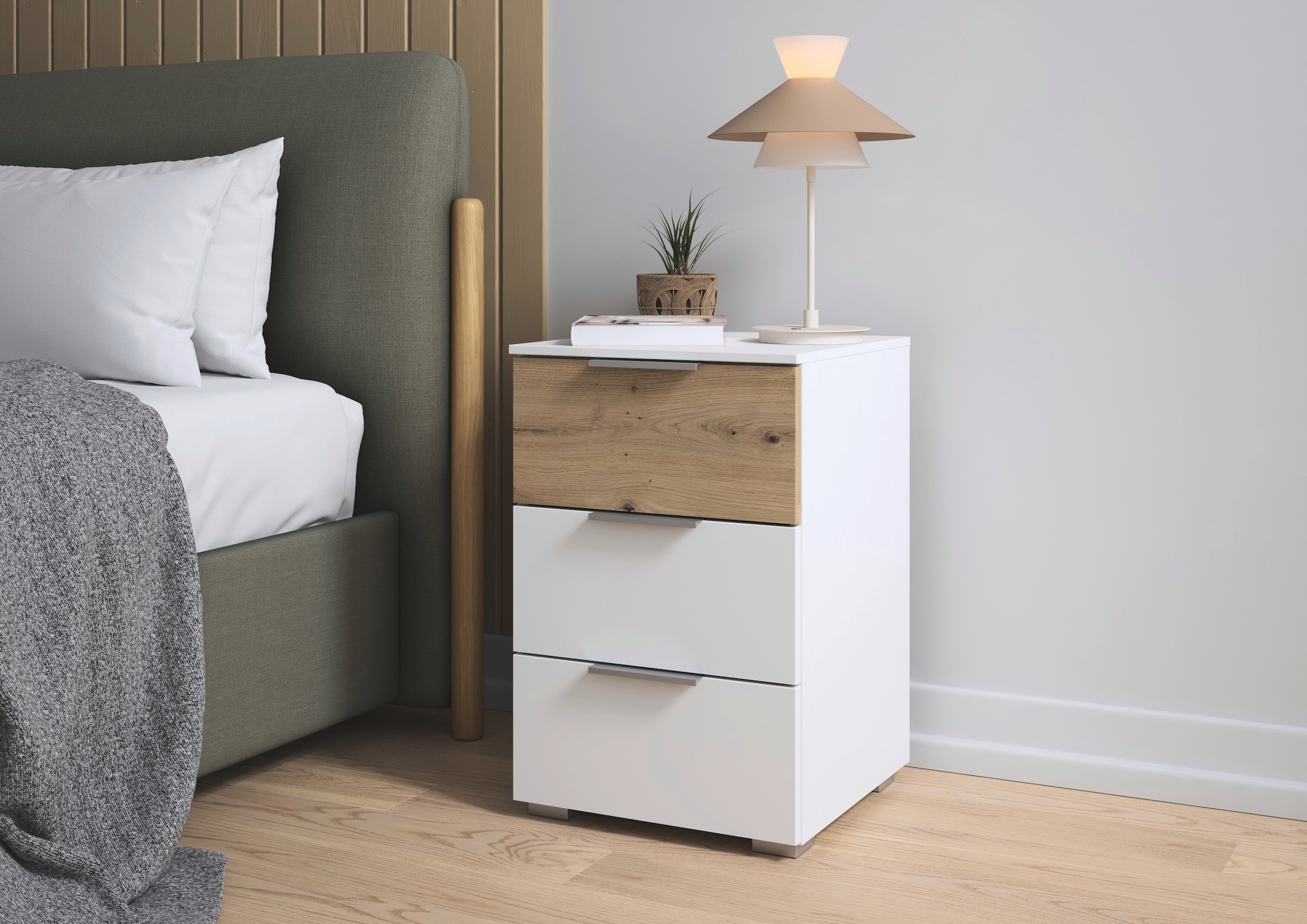 rauch Nachtkommode »Nachttisch Nachtkonsole Nachtschrank ASTANA« Breite 40 cm / Höhe 61 cm,  mit 3 geräumigen Schubladen, Kantengriff in Alufarben MADE IN GERMANY