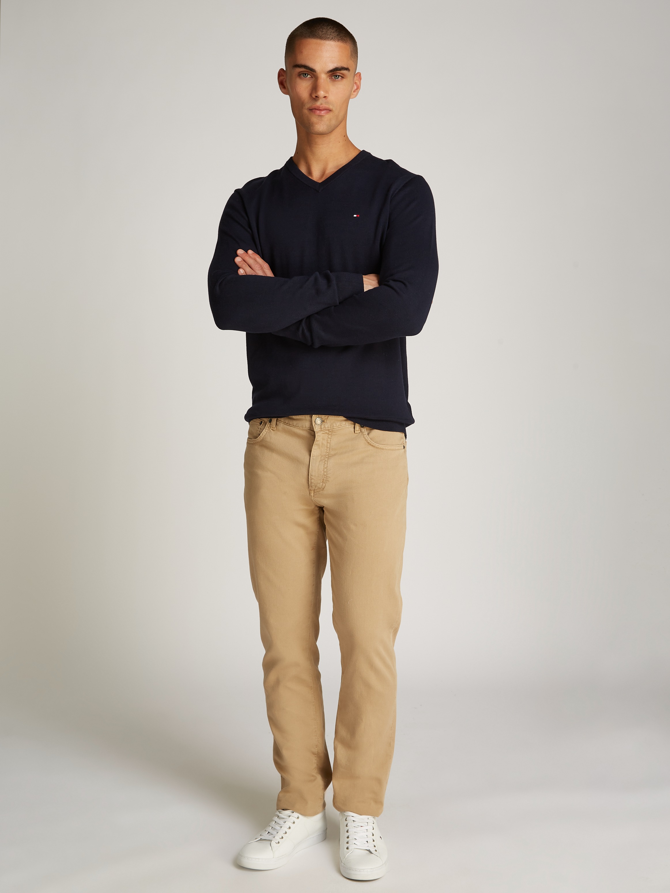 Tommy Hilfiger Strickpullover »ESSENTIAL COTTON V NECK mit V-Ausschnitt und Stickerei«, unifarben, casual, regular fit, Baumwolle, V-Ausschnitt
