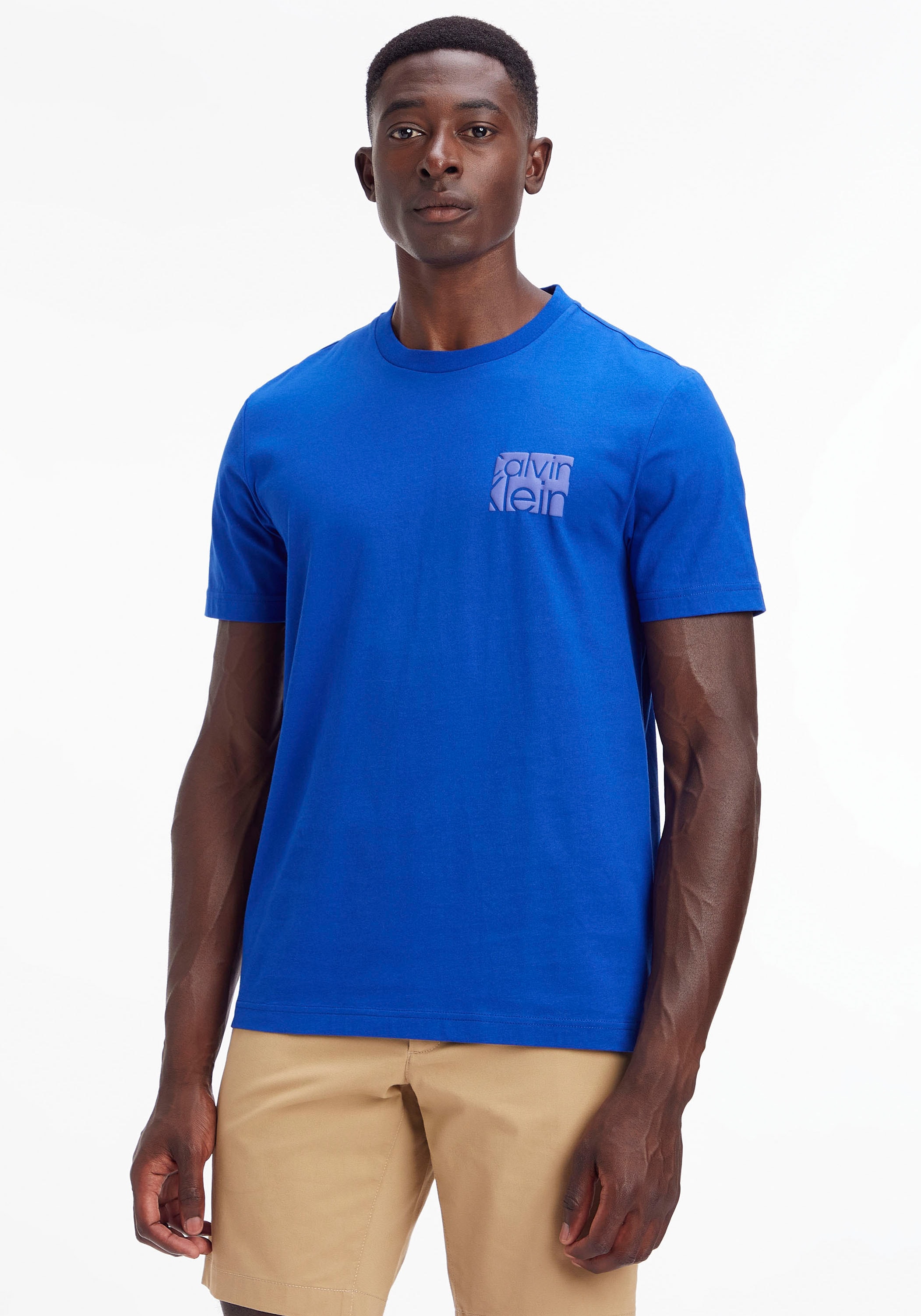 Abstand Calvin Klein Kurzarmshirt, mit Calvin der auf kaufen Logo Klein Brust online