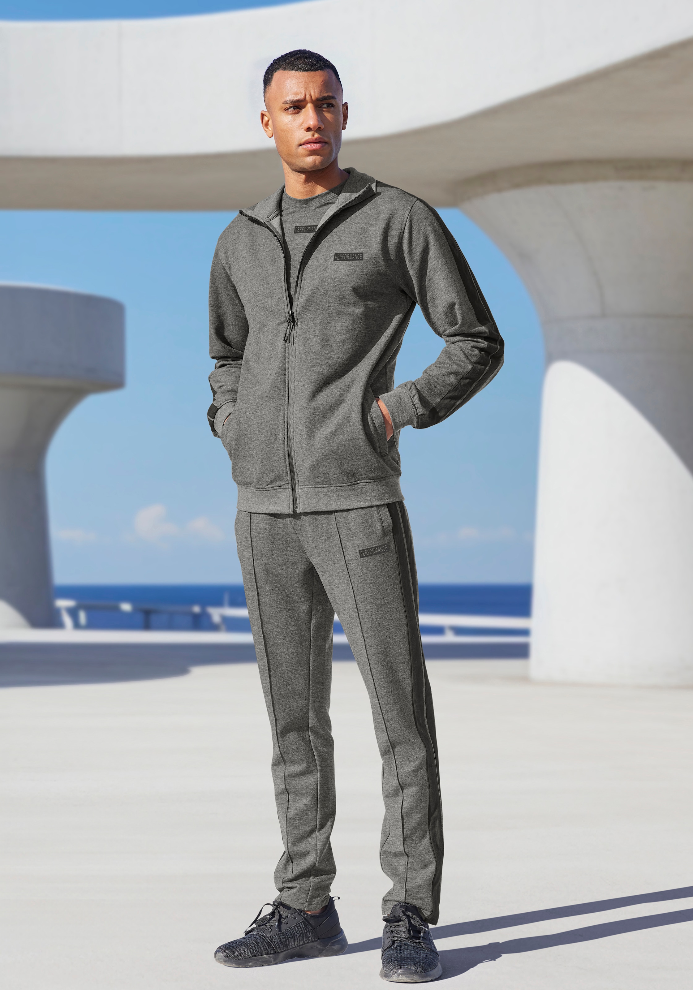 AUTHENTIC LE JOGGER Sweatjacke, mit seitlichen Streifen und Taschen